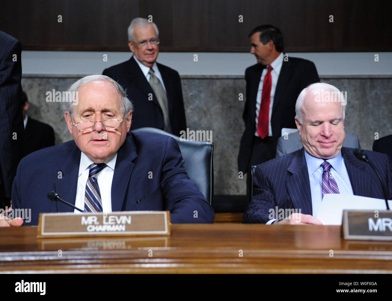 Le sénateur Carl Levin (D-MI) (L) préside une audience du Comité des forces armées du Sénat sur la nouvelle réduction des armes stratégiques (START) Traité sur la colline du Capitole à Washington le 29 juillet 2010. Le sénateur John McCain (R-AZ)) est à l'écoute. UPI/Alexis C. Glenn Banque D'Images
