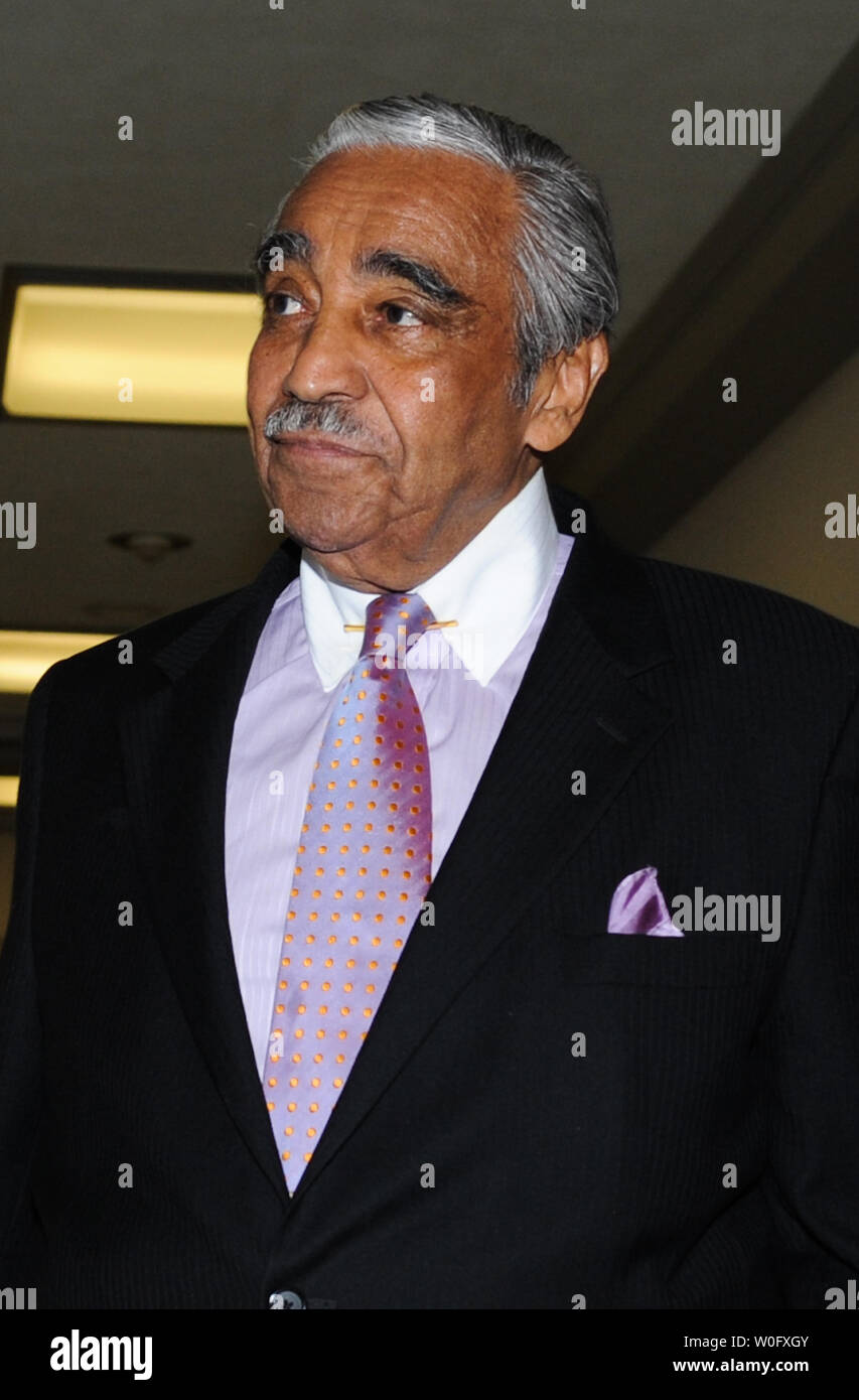 Le Représentant Charles Rangel (D-NY) promenades de son bureau à l'étage maison sur la colline du Capitole à Washington le 29 juillet 2010. Rép Rangel a été accusé aujourd'hui avec 13 chefs d'accusation pour avoir enfreint les règles de l'éthique de la Chambre. UPI/Alexis C. Glenn Banque D'Images