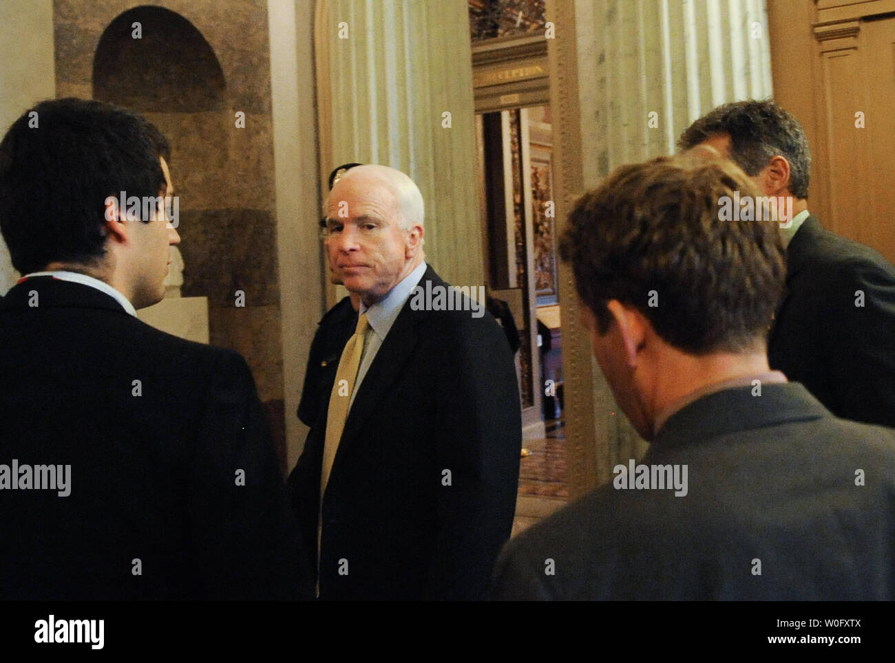 Le sénateur John McCain (R-AZ) en allant à l'étage du Sénat sur la colline du Capitole à Washington, le 5 août 2010. Le Sénat américain a voté pour confirmer la Cour suprême prête-nom Elena Kagan 63-37. UPI/Alexis C. Glenn Banque D'Images