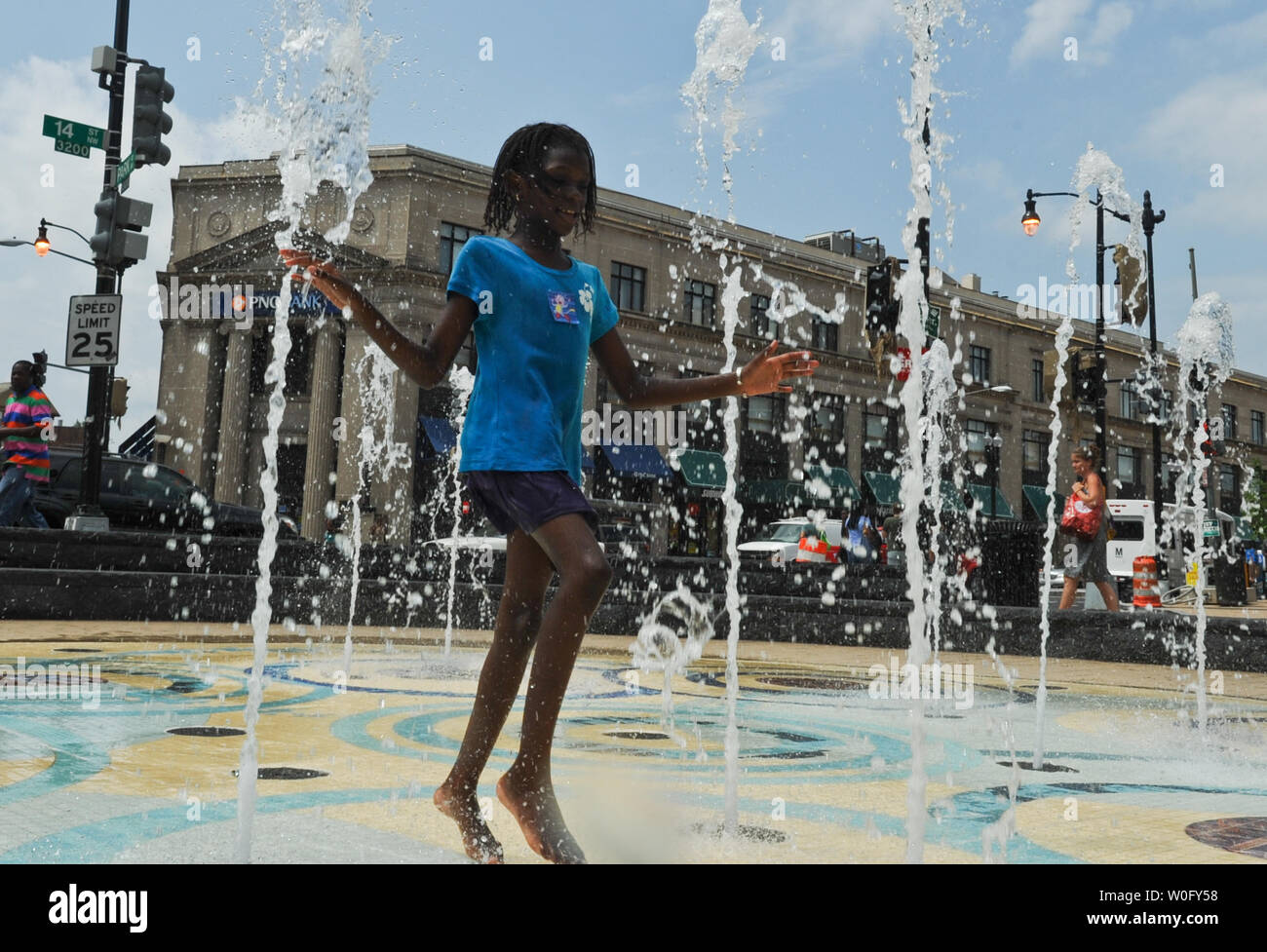 Une fille joue dans une fontaine dans le quartier de Columbia Heights Washington DC le 12 août 2010. La DC a subi plus de 20 jours cette année d'une température de 95 degrés Fahrenheit ou plus et casse de 6 records de chaleur en 2010. UPI/Alexis C. Glenn Banque D'Images