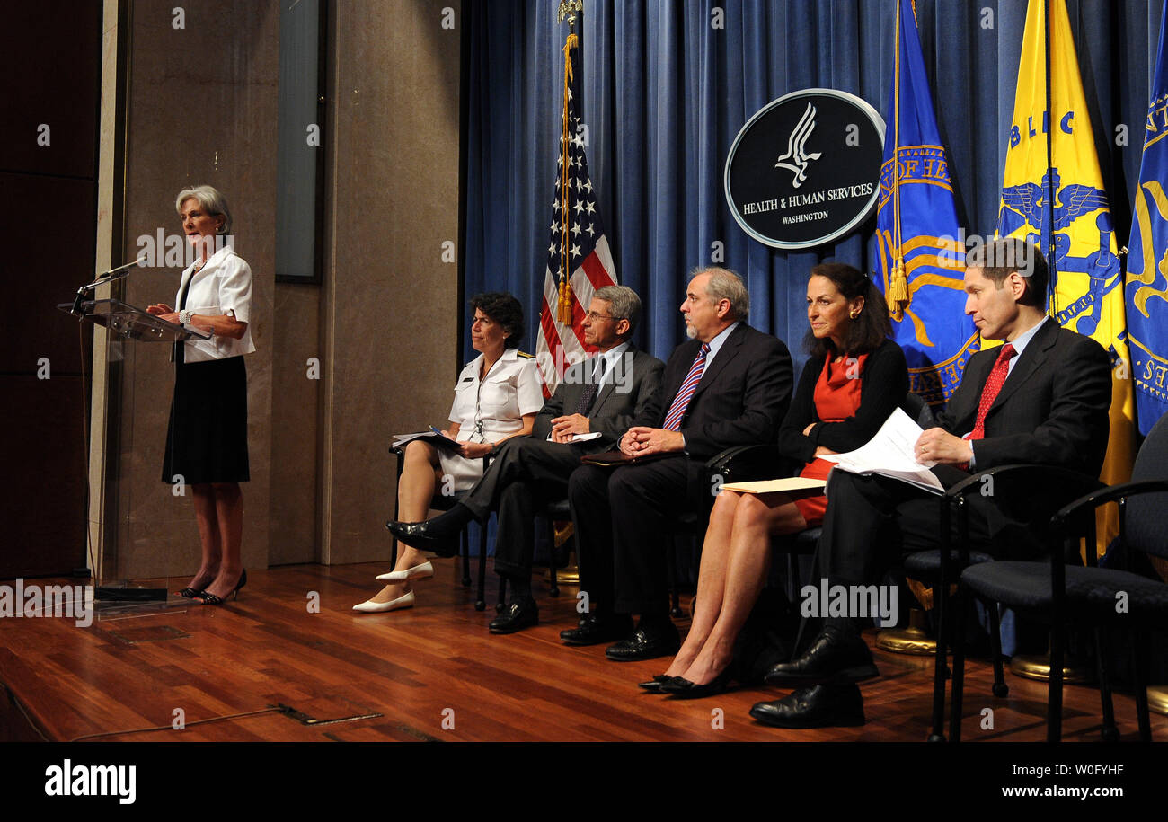 Secrétaire de la Santé et des Services Kathleen Sebelius parle au cours d'une conférence de presse concernant les plans du gouvernement fédéral pour faire face à une urgence sanitaire, telle qu'une pandémie de grippe ou une attaque biologique, chez HHS siège à Washington le 18 août 2010. De gauche sont Sebelius ; .Sous-secrétaire HHS de préparation et d'intervention Nicole Luri ; Institut national des allergies et des maladies infectieuses Anthony Fauci, Biomedical Advanced Research and Development Authority Robin Robinson ; le commissaire de la FDA, Margaret Hamburg, et CDC Directeur Thomas Frieden. UPI/Roger L. Wollenberg Banque D'Images