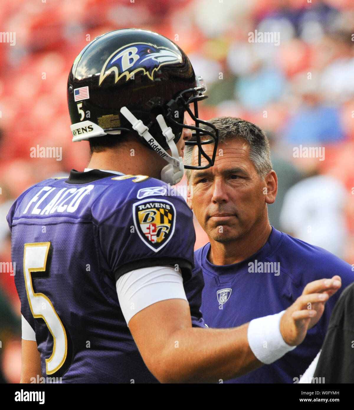 Baltimore Ravens quarts-arrières l'entraîneur Jim Zorn (R) parle avec Joe Flacco pendant l'échauffement avant de l'onduleur le match contre les Redskins de Washington à FedEx Field à Landover, Maryland le 21 août 2010. Zorn a été entraîneur en chef de les Redskins pour des saisons 2008 et 2009 et rejoint les Ravens pour la saison 2010 après qu'il a été congédié. UPI/Alexis C. Glenn Banque D'Images