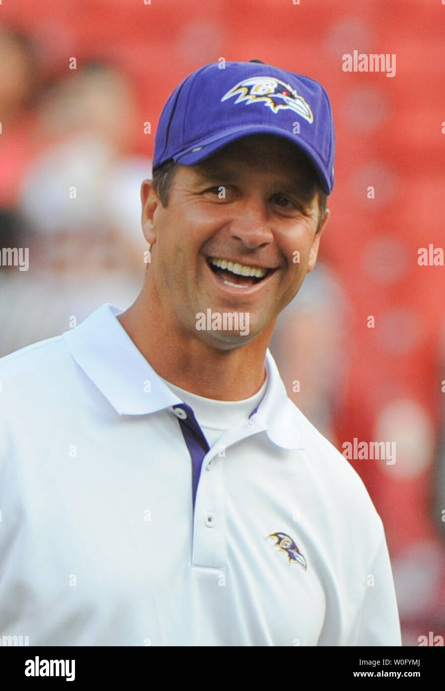 Baltimore Ravens entraîneur-chef John Harbaugh échauffements montres avant le match contre les Redskins de Washington à FedEx Field à Landover, Maryland le 21 août 2010. UPI/Alexis C. Glenn Banque D'Images