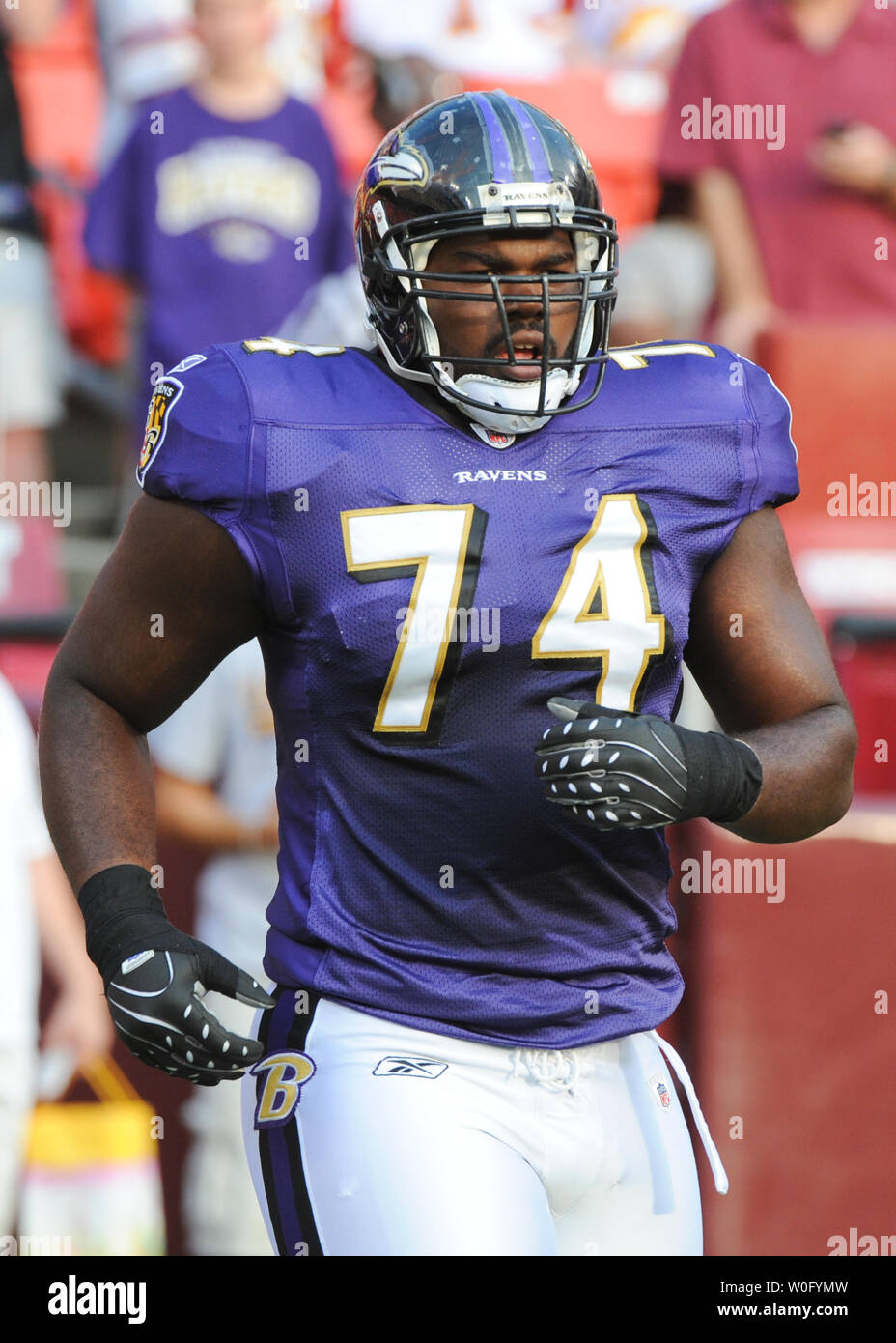 Baltimore Ravens Michael Autres se réchauffe avant le match contre les Redskins de Washington à FedEx Field à Landover, Maryland le 21 août 2010. UPI/Alexis C. Glenn Banque D'Images