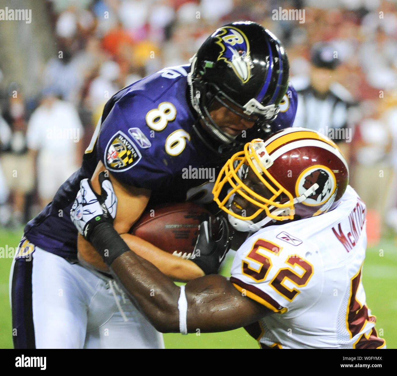 Redskins de Washington Rocky McIntosh s'attaque à Baltimore Ravens Todd Heap après un gain de cour 3 au cours du deuxième trimestre à FedEx Field à Landover, Maryland le 21 août 2010. UPI/Alexis C. Glenn Banque D'Images