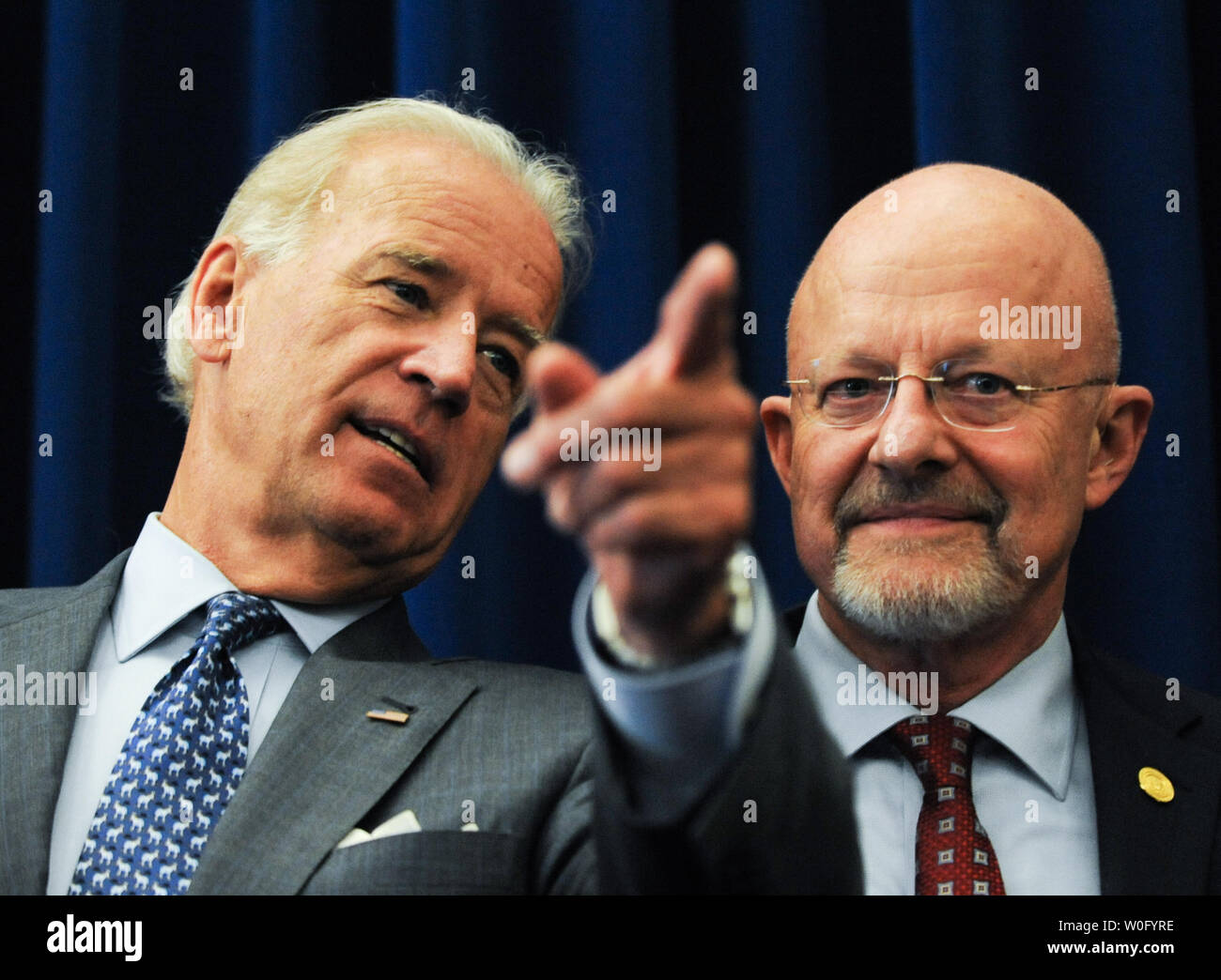 Le Vice-président américain Joe Biden (L) parle de directeur du Renseignement National, James Clapper après Biden a juré Clapper sur office dans le Eisenhower Executive Office Building près de la Maison Blanche à Washington le 24 août 2010. UPI/Alexis C. Glenn Banque D'Images