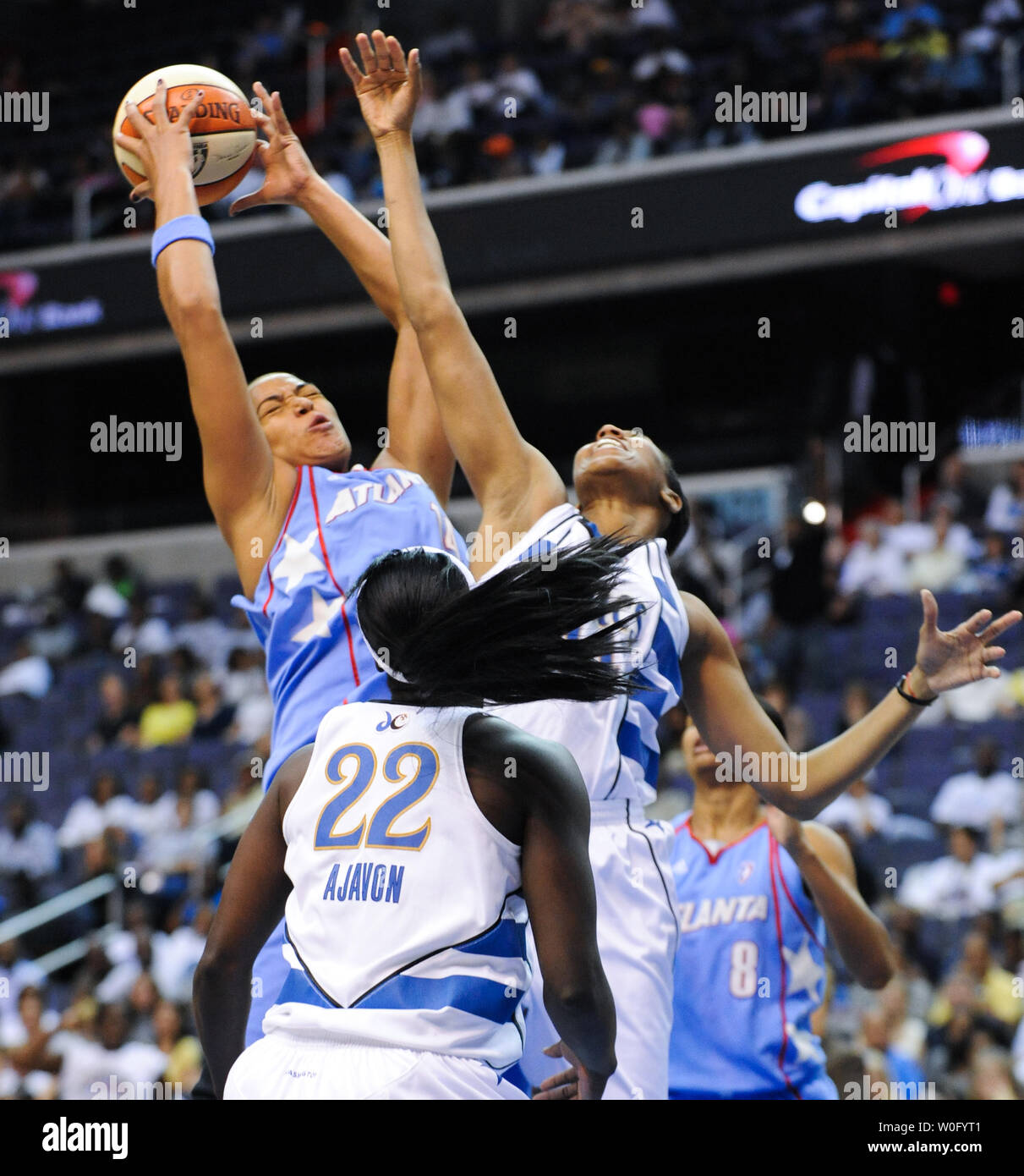 Atlanta Dream Kelly Miller s'empare d'un rebond contre les Washington Mystics au cours du deuxième trimestre de Match 1 de la demi-finale de conférence de l'Est au Verizon Center à Washington le 25 août 2010. UPI/Alexis C. Glenn Banque D'Images