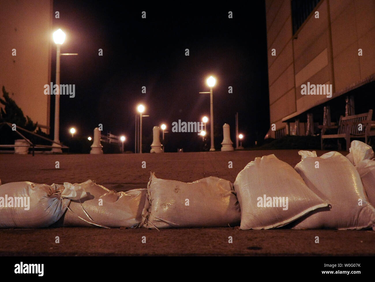 Ligne de sacs de sable d'un trottoir près de la promenade de Virginia Beach, Virginie le 2 septembre 2010. L'ouragan Earl, un ouragan de catégorie 3, s'approche de la Caroline du Nord et en Virginie, les côtes avec des vents soufflant jusqu'à 115 MPH. UPI/Alexis C. Glenn Banque D'Images