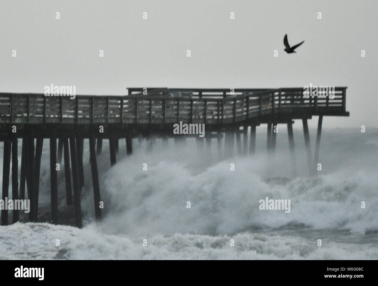 Les vagues déferlent dans un quai que l'Ouragan Earl se déplace sur Virginia Beach, Virginie le 3 septembre 2010. L'ouragan Earl, un ouragan de catégorie 2, continuera au nord le long de la côte est des États-Unis. UPI/Alexis C. Glenn Banque D'Images