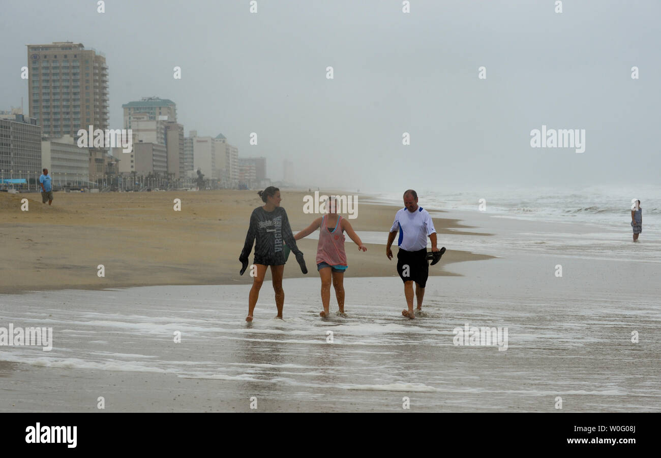 Les gens à pied la plage que l'Ouragan Earl se déplace sur Virginia Beach, Virginie le 3 septembre 2010. L'ouragan Earl, un ouragan de catégorie 2, continuera au nord le long de la côte est des États-Unis. UPI/Alexis C. Glenn Banque D'Images