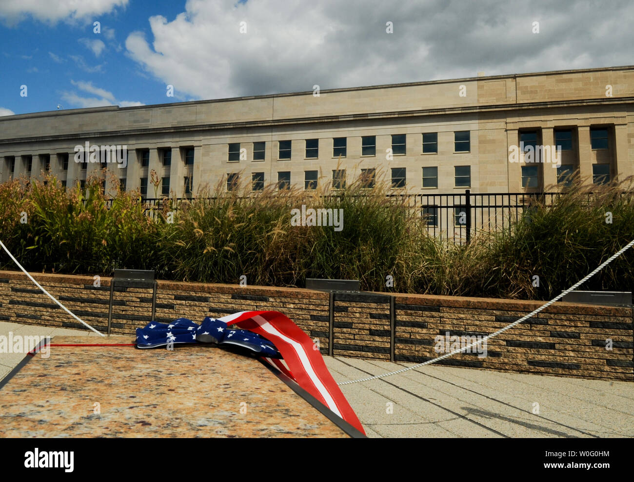 Un ruban repose sur un des bancs représentant les 184 vies perdues dans le 11 septembre 2001 à l'attentat terroriste contre le Pentagone sont vus au Pentagone à Arlington, en Virginie, le 10 septembre 2010. UPI/Alexis C. Glenn Banque D'Images