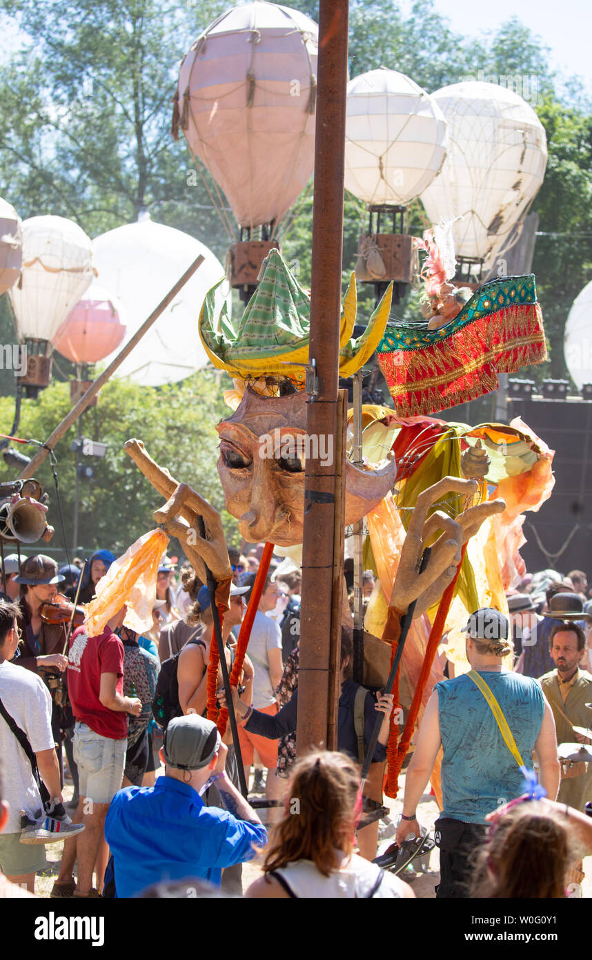 Lärz, Mecklembourg-Poméranie-Occidentale, Allemagne. 27 Jun 2019. Les visiteurs de l'Fusion-Festival 2019 sont en route sur les lieux du festival. Depuis 1997, le festival de quatre jours avec la musique, le théâtre, la performance, le cinéma et l'installation a eu lieu sur un ancien aérodrome militaire russe dans le Mecklembourg-Poméranie-Occidentale. Le concept de sécurité a fait l'objet d'une longue lutte entre les autorités et les organisateurs à la veille de l'événement. Des dizaines de milliers de visiteurs sont attendus au festival. Dpa : Crédit photo alliance/Alamy Live News Banque D'Images