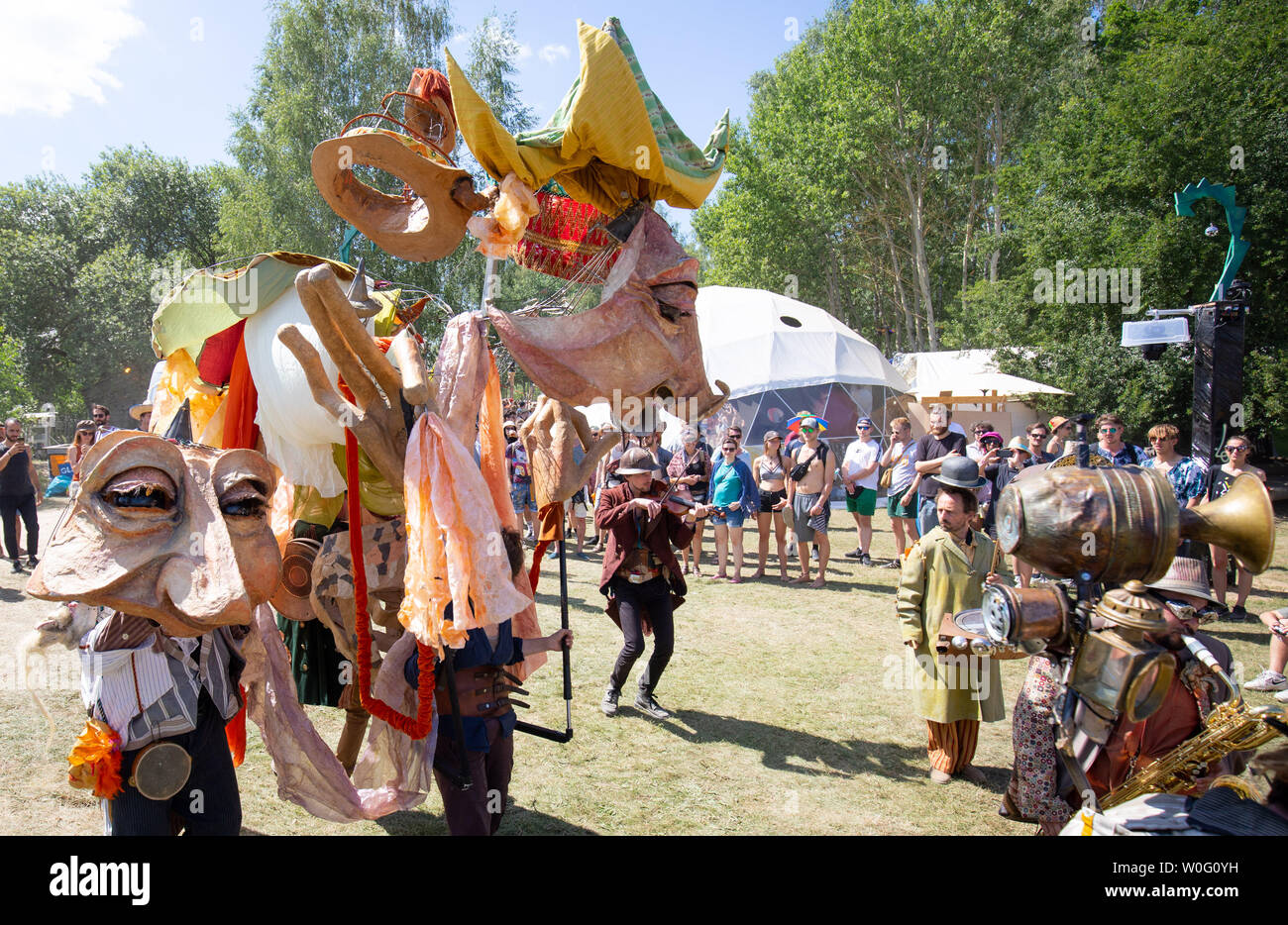 Lärz, Mecklembourg-Poméranie-Occidentale, Allemagne. 27 Jun 2019. Les visiteurs de l'Fusion-Festival 2019 sont en route sur les lieux du festival. Depuis 1997, le festival de quatre jours avec la musique, le théâtre, la performance, le cinéma et l'installation a eu lieu sur un ancien aérodrome militaire russe dans le Mecklembourg-Poméranie-Occidentale. Le concept de sécurité a fait l'objet d'une longue lutte entre les autorités et les organisateurs à la veille de l'événement. Des dizaines de milliers de visiteurs sont attendus au festival. Dpa : Crédit photo alliance/Alamy Live News Banque D'Images