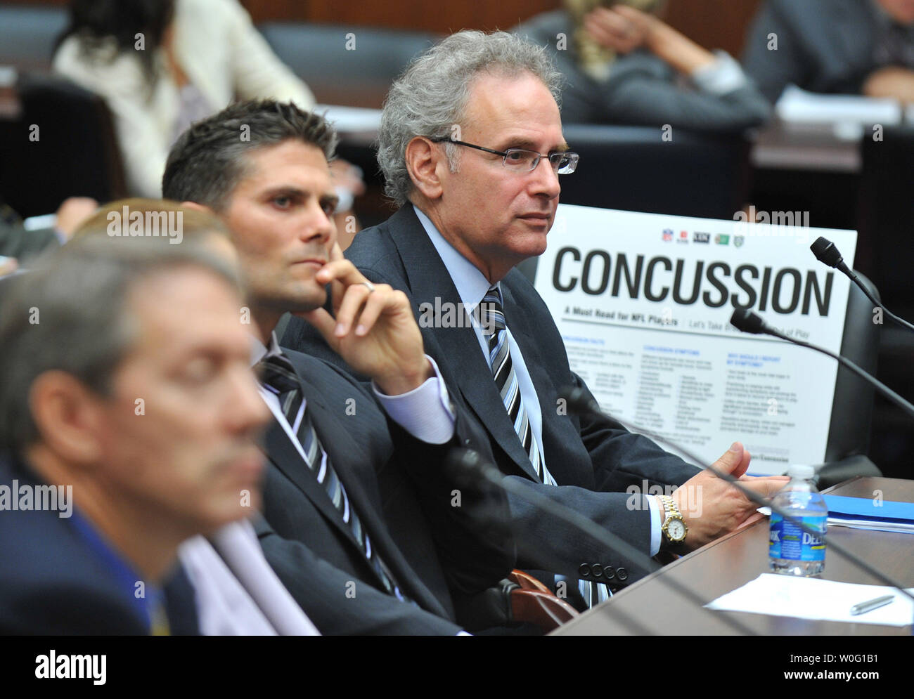 Hareng Stanley (R), Président, Sous-comité sur l'éducation et de défense des intérêts, de la tête, du cou et de la colonne vertébrale de la NFL et médecin de l.Seattle Seahawks et les Mariners de Seattle, Sean Morey (C), ancien receveur de la NFL et actuel membre du conseil exécutif de l'Association des joueurs de la NFL, et Gerry Gioia, chef de la neuropsychologie pédiatrique au Children's National Medical Center à Rockville, MD, témoigner au cours d'une House l'éducation et du travail sur l'audience du comité de la protection de la Loi sur les étudiants athlètes de commotions, à Washington le 23 septembre 2010. UPI/Kevin Dietsch Banque D'Images