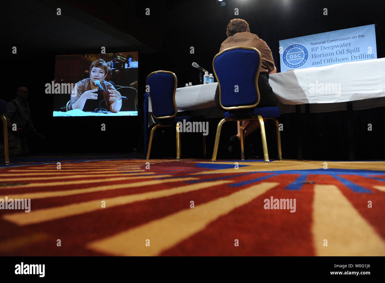 L'administrateur de l'EPA, Lisa Jackson participe à un groupe de discussion sur l'utilisation de dispersants lors d'une audition publique sur la réponse à la marée noire de Deepwater Horizon de BP, à Washington le 27 septembre, 2010. UPI/Kevin Dietsch Banque D'Images