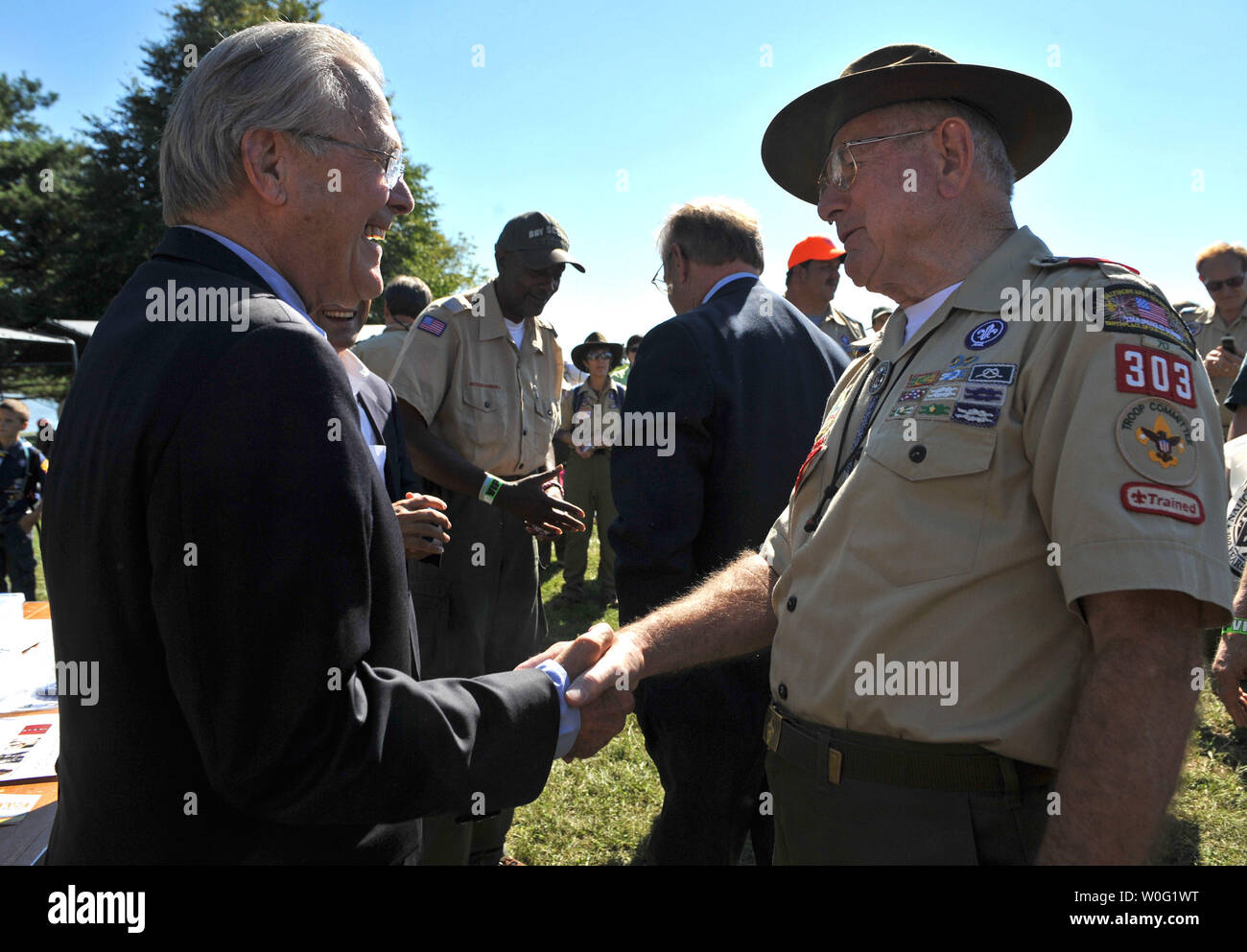 L'ancien secrétaire à la défense Donald Rumsfeld accueille un Eagle Scout lors d'une réception à l'Eagle Scout Star-Spangled Camporee et la célébration du 100e anniversaire de la Boy Scouts of America à Fort McHenry à Baltimore le 2 octobre 2010. UPI/Kevin Dietsch Banque D'Images
