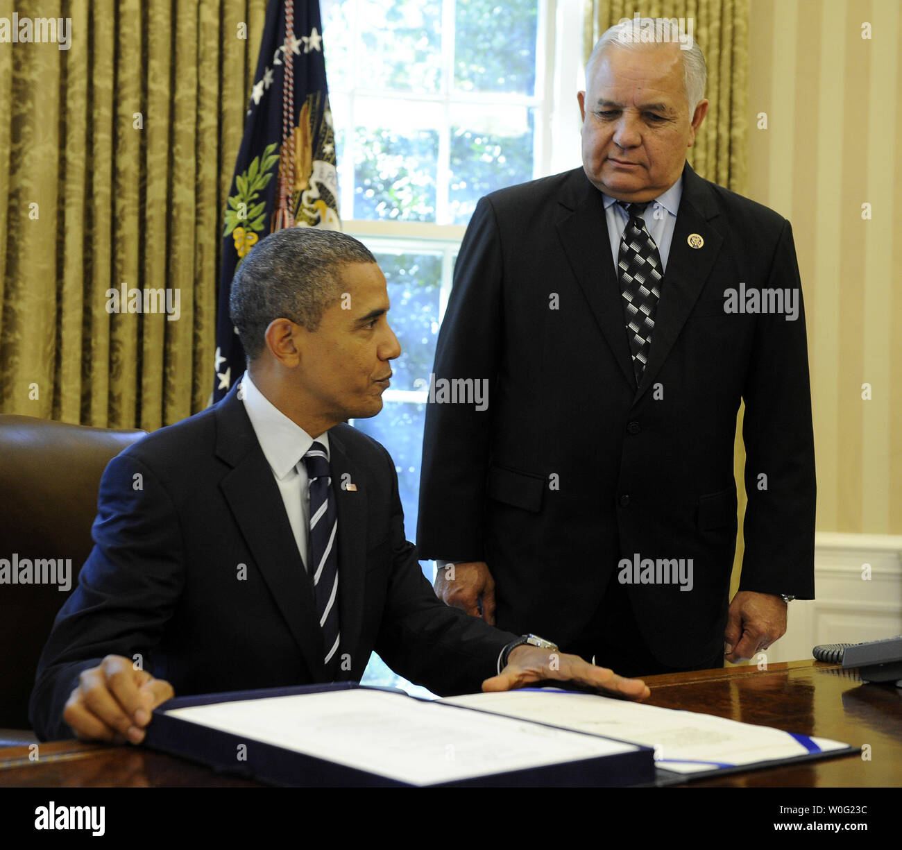 Le président des États-Unis, Barack Obama signe le projet de loi d'autorisation d'Intel comme Rempl. Silvestre Reyes, D-TX, la Chambre, le président du Comité sur le renseignement Sélectionnez regarde sur dans le bureau ovale de la Maison Blanche à Washington le 7 octobre 2010. UPI/Roger L. Wollenberg Banque D'Images