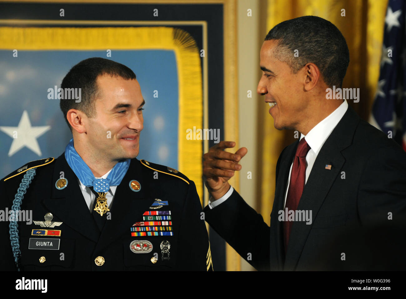 Le sergent de l'armée américaine Salvatore Giunta sourit après avoir reçu la médaille d'honneur du président américain Barack Obama lors d'une cérémonie à l'Est Prix de la Maison Blanche à Washington, DC Le 16 novembre 2010. Le 25-year-old Geometric 706 a reçu le top military Award pour son action héroïque en Afghanistan, et est le premier service vie membre de recevoir le prix depuis la guerre du Vietnam. D'autres ont été remises à titre posthume. UPI/Pat Benic Banque D'Images