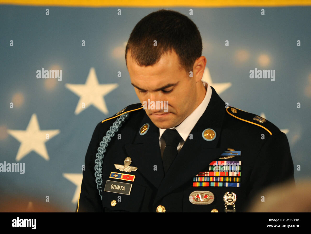 Le sergent de l'armée américaine Salvatore Giunta incline la tête pendant la prière d'ouverture à sa médaille d'honneur d'une cérémonie à l'East Room de la Maison Blanche à Washington, DC Le 16 novembre 2010. Le 25-year-old Geometric 706 a reçu le top military Award pour son action héroïque en Afghanistan, et est le premier service vie membre de recevoir le prix depuis la guerre du Vietnam. D'autres ont été remises à titre posthume. UPI/Pat Benic Banque D'Images