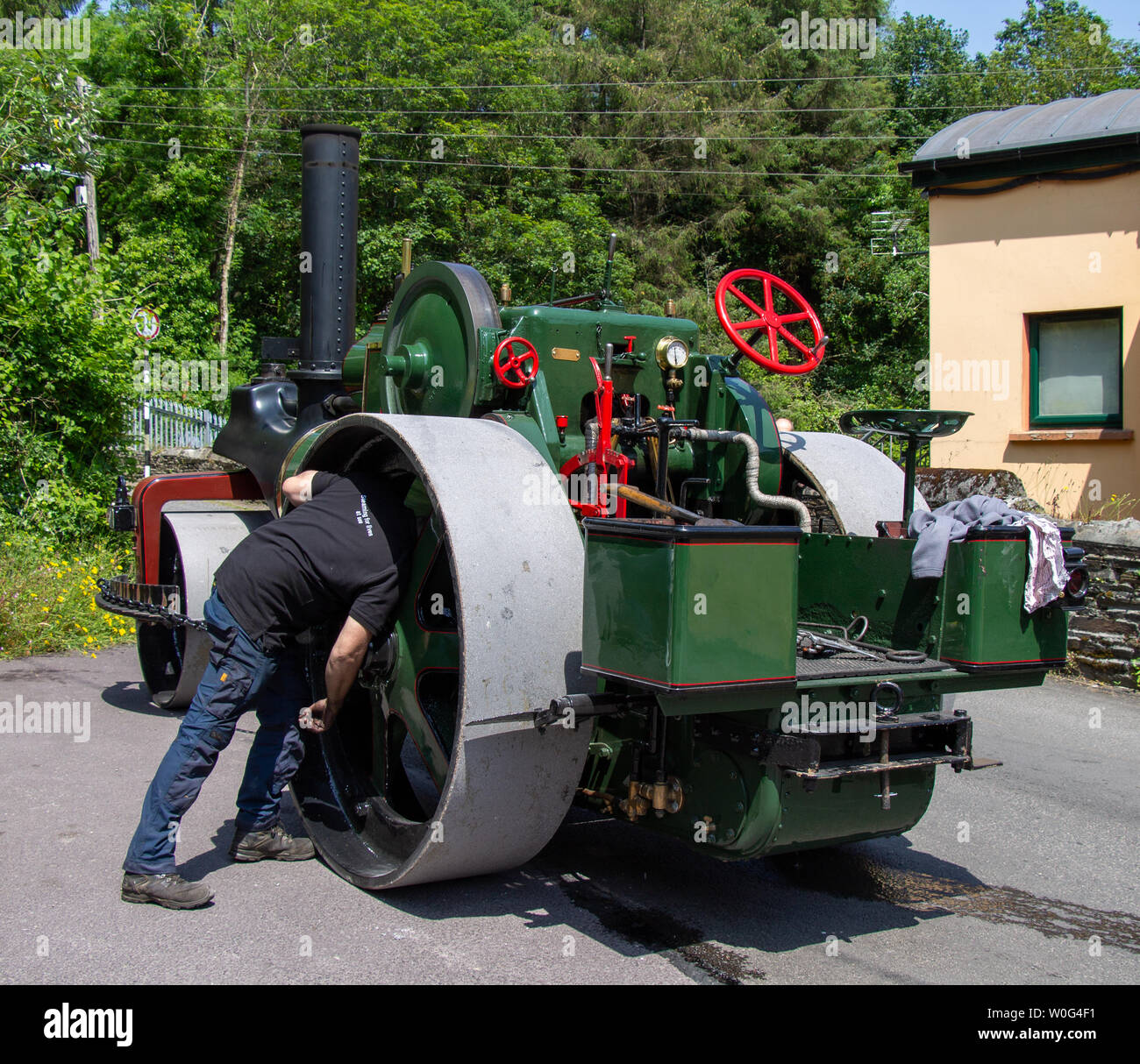 Leap, West Cork, Irlande, 27 juin 2019, sur l'un des jours les plus chauds de l'année avec des températures dans les vingt's ces boîtes du feu du moteur à vapeur devait encore nourris avec du charbon pour les garder en mouvement. Ils ont été recueillies lors d'un rassemblement organisé pour recueillir des fonds pour la RNLI. Aphperspective crédit/ Alamy Live News Banque D'Images