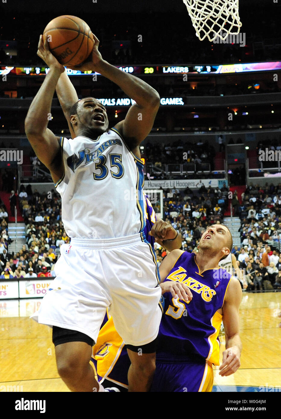 Washington Wizards' Trevor Brooker tire sur Los Angeles' Steve Blake au cours du premier trimestre à l'Verizon Center à Washington le 14 décembre 2010. UPI/Kevin Dietsch Banque D'Images