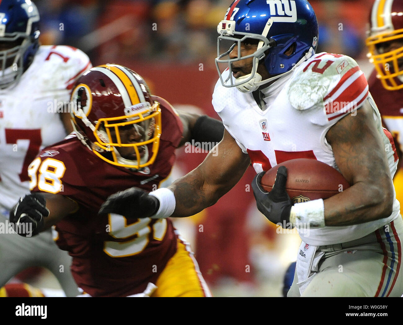 New York Giants running back Brandon Jacobs fends off Redskins de Washington line backer Brian Orakpo pour ramasser revenir à la ligne de mêlée au premier trimestre à FedEx Field à Landover, Maryland le 2 janvier 2010. UPI/Roger L. Wollenberg Banque D'Images