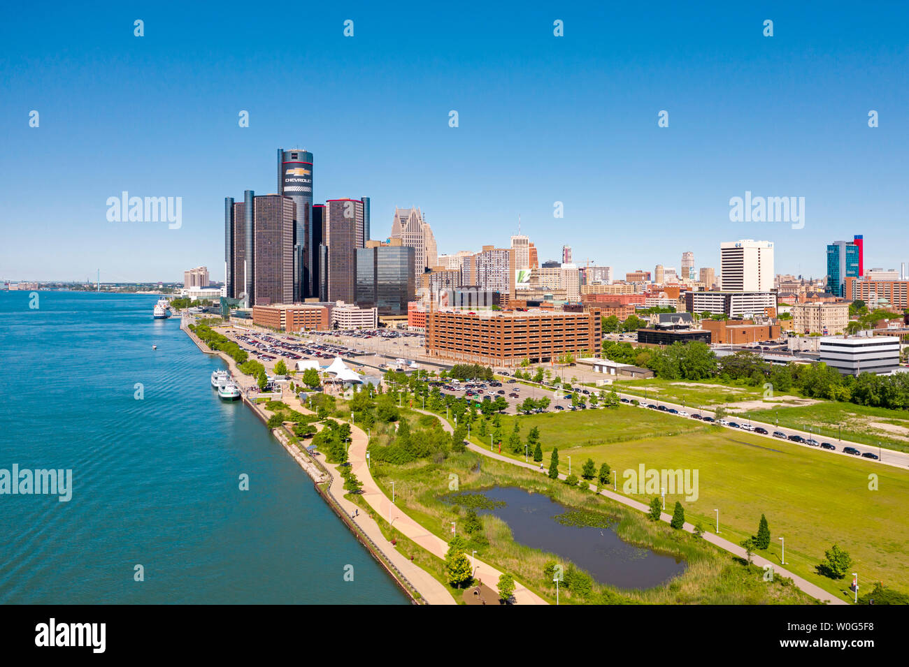 Detroit, Michigan - Milliken State Park et le centre-ville de Detroit, le long de la rivière Detroit. Banque D'Images