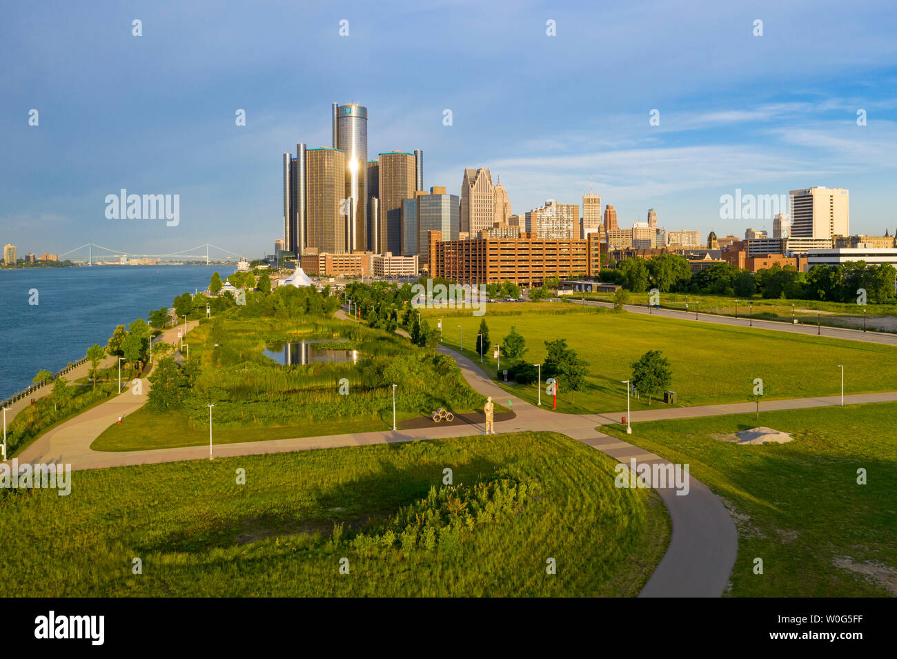 Detroit, Michigan - Milliken State Park et le centre-ville de Detroit, le long de la rivière Detroit. Banque D'Images