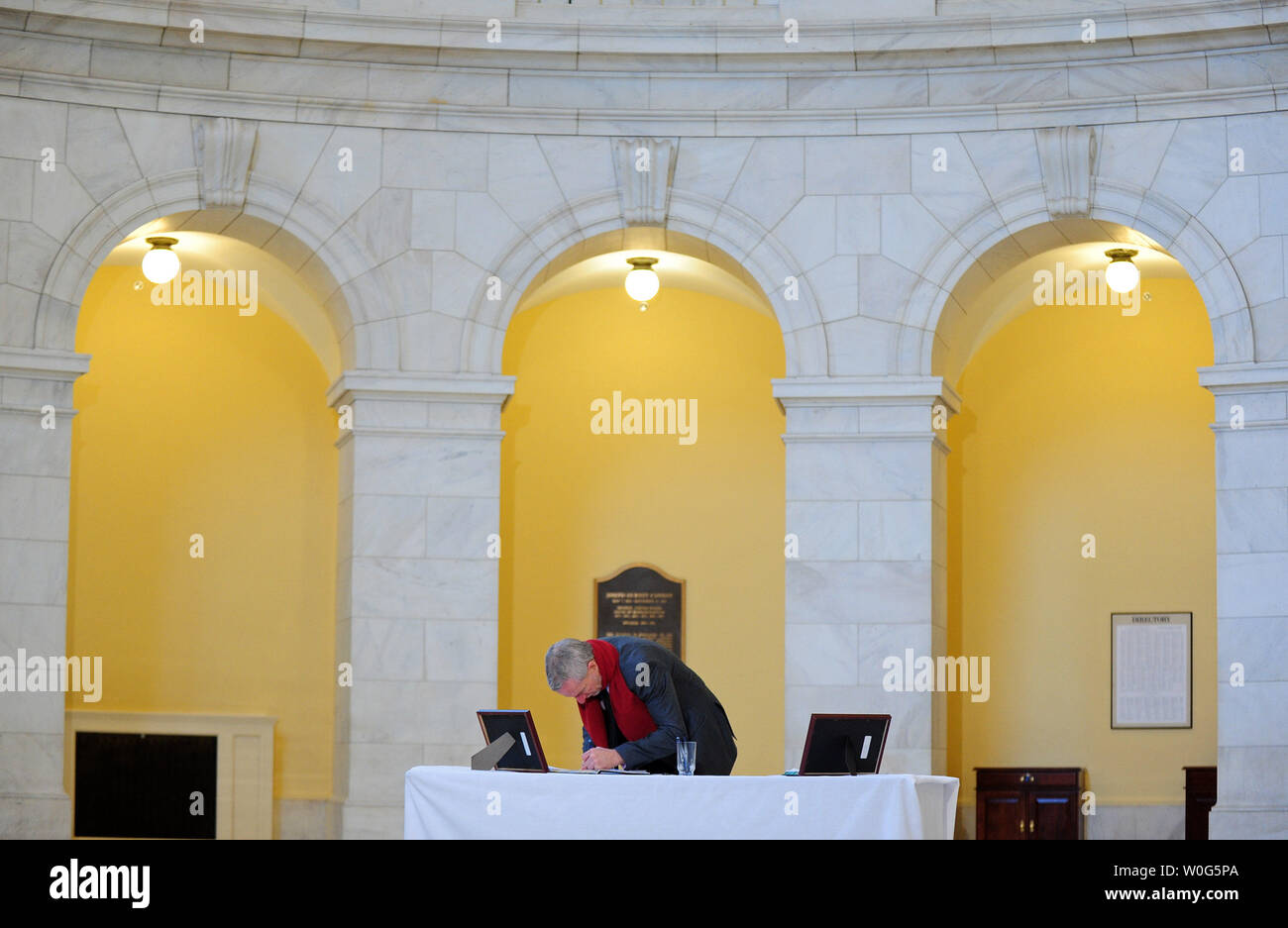 Un visiteur signe un livre de condoléances pour rempl. Gabrielle Giffords (D-AZ), son personnel et les autres victimes de la fusillade d'samedi à Tucson, en Arizona, dans le Cannon House Office Building sur la colline du Capitole à Washington le 11 janvier 2011. Le samedi un homme armé a ouvert le feu lors d'un événement public faisant six morts et blessant 13 autres. Rep. Giffords reste dans un état critique après avoir reçu une balle dans la tête. UPI/Kevin Dietsch Banque D'Images