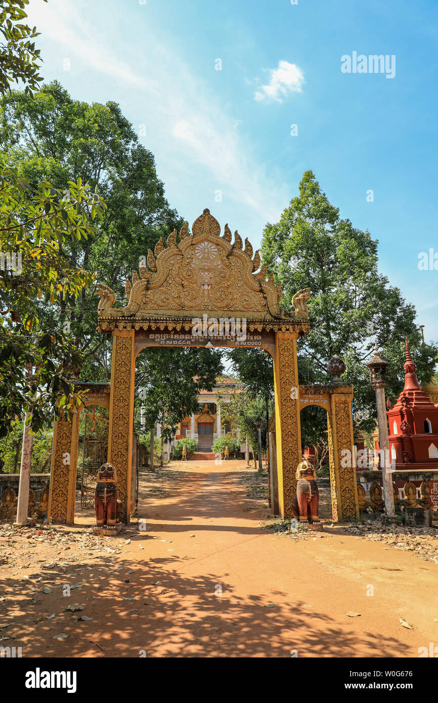 Une arche d'entrée d'un temple inconnu et cimetière près de Kampong Phluk, lac Tonlé Sap, près de Siem Reap, Cambodge, Asie du sud-est Banque D'Images