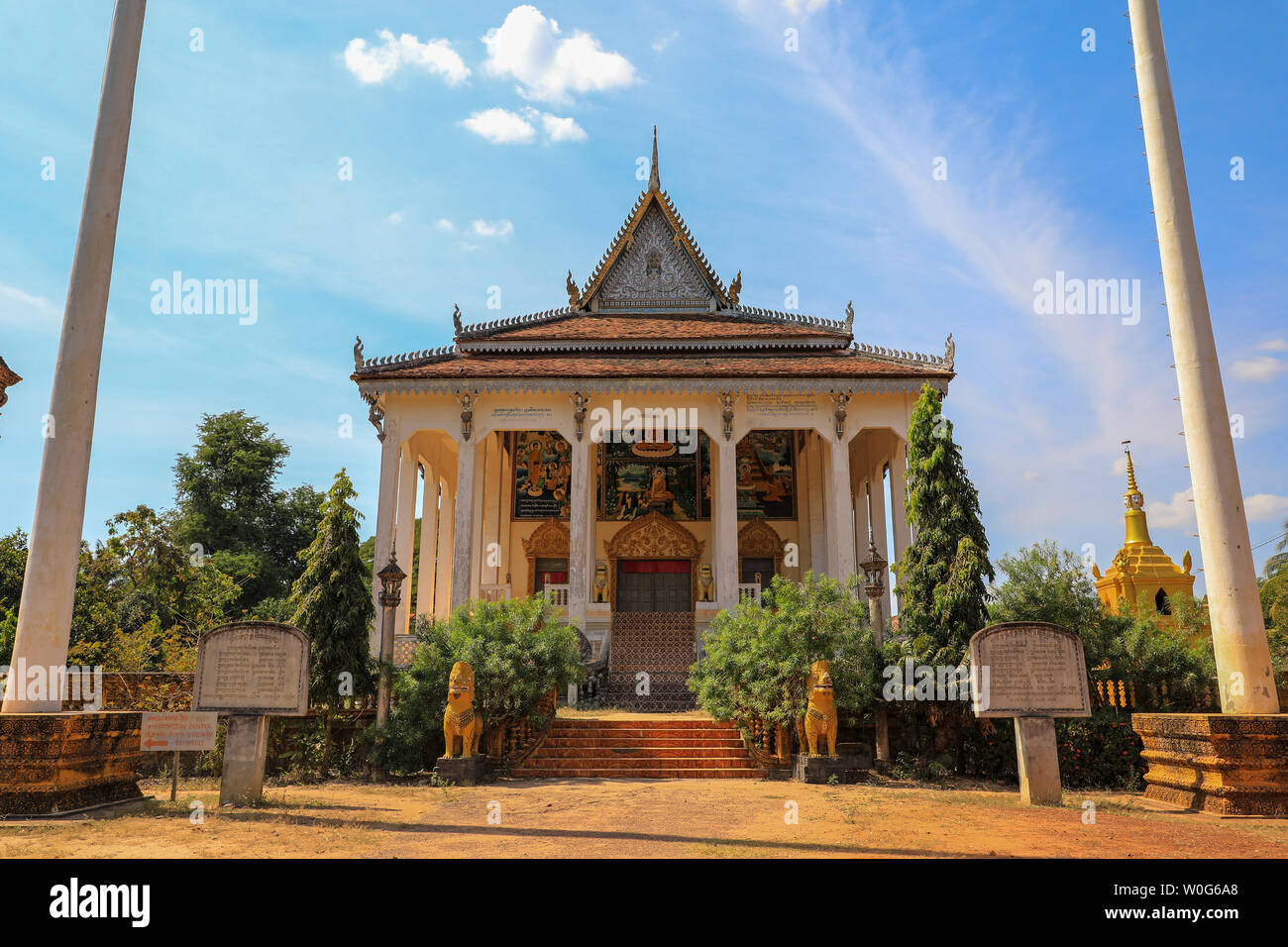 Un temple inconnu et cimetière près de Kampong Phluk, lac Tonlé Sap, près de Siem Reap, Cambodge, Asie du sud-est Banque D'Images