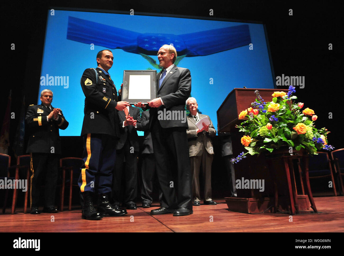 Le sergent-major de l'armée. Salvatore A. Giunta, la médaille d'honneur du Congrès, le bénéficiaire reçoit une citation de rempl. Dave Loebsack (D-IA) au cours d'une médaille d'honneur du Capitole cérémonie parrainée par la délégation de l'Iowa, à Washington le 26 janvier 2011. UPI/Kevin Dietsch Banque D'Images