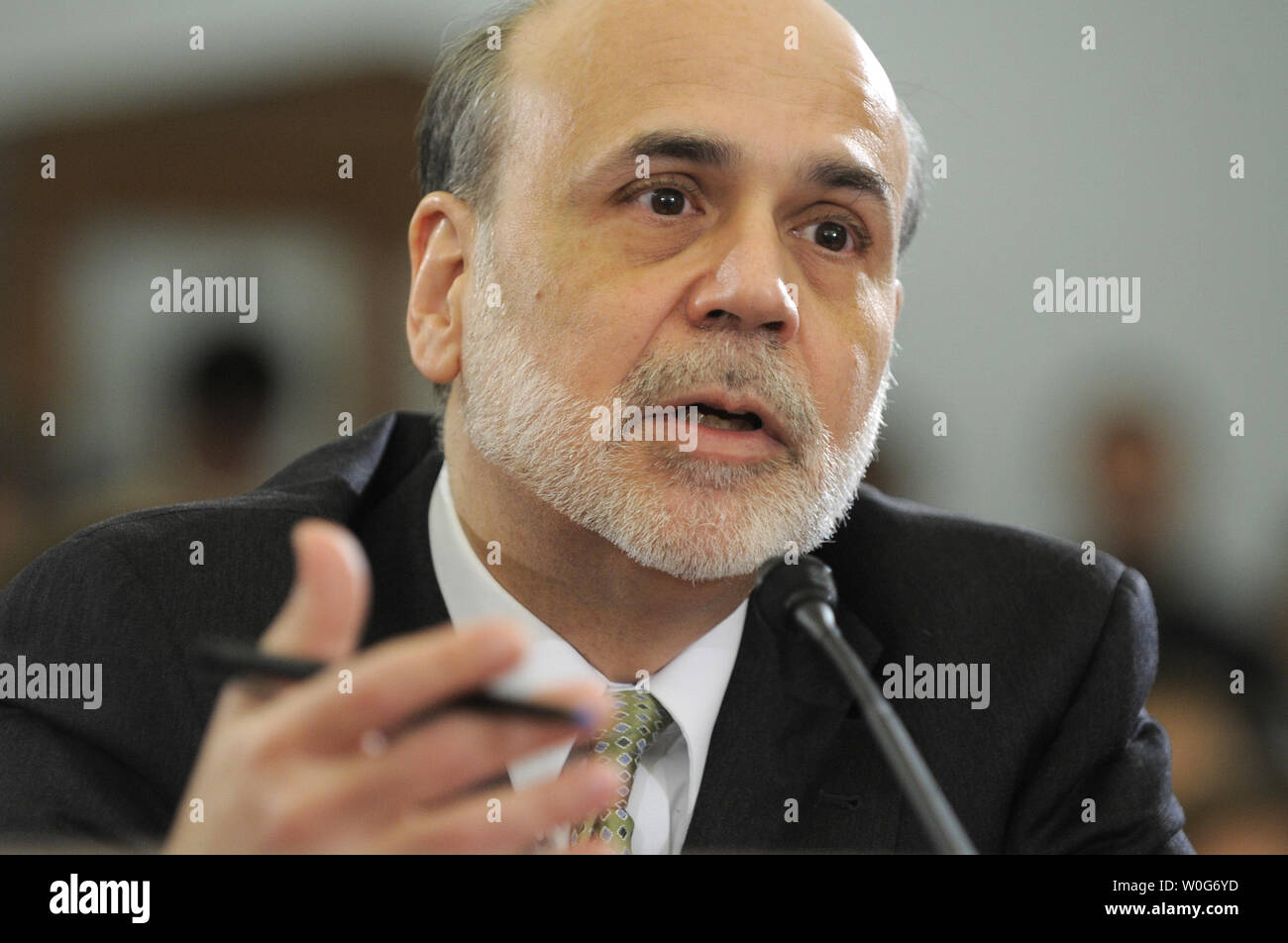 Réserve fédérale américaine, Ben Bernanke, le président de la Commission fait une allocution devant le comité budgétaire de la Chambre, le 9 février 2011, sur la colline du Capitole, à Washington D.C., Le témoignage de Bernanke sur 'l'état de l'économie américaine', comme vient de l'économie tente de se remettre de la récente récession, au milieu d'un gonflement du déficit fédéral et que le chômage reste élevé. UPI/Mike Theiler Banque D'Images