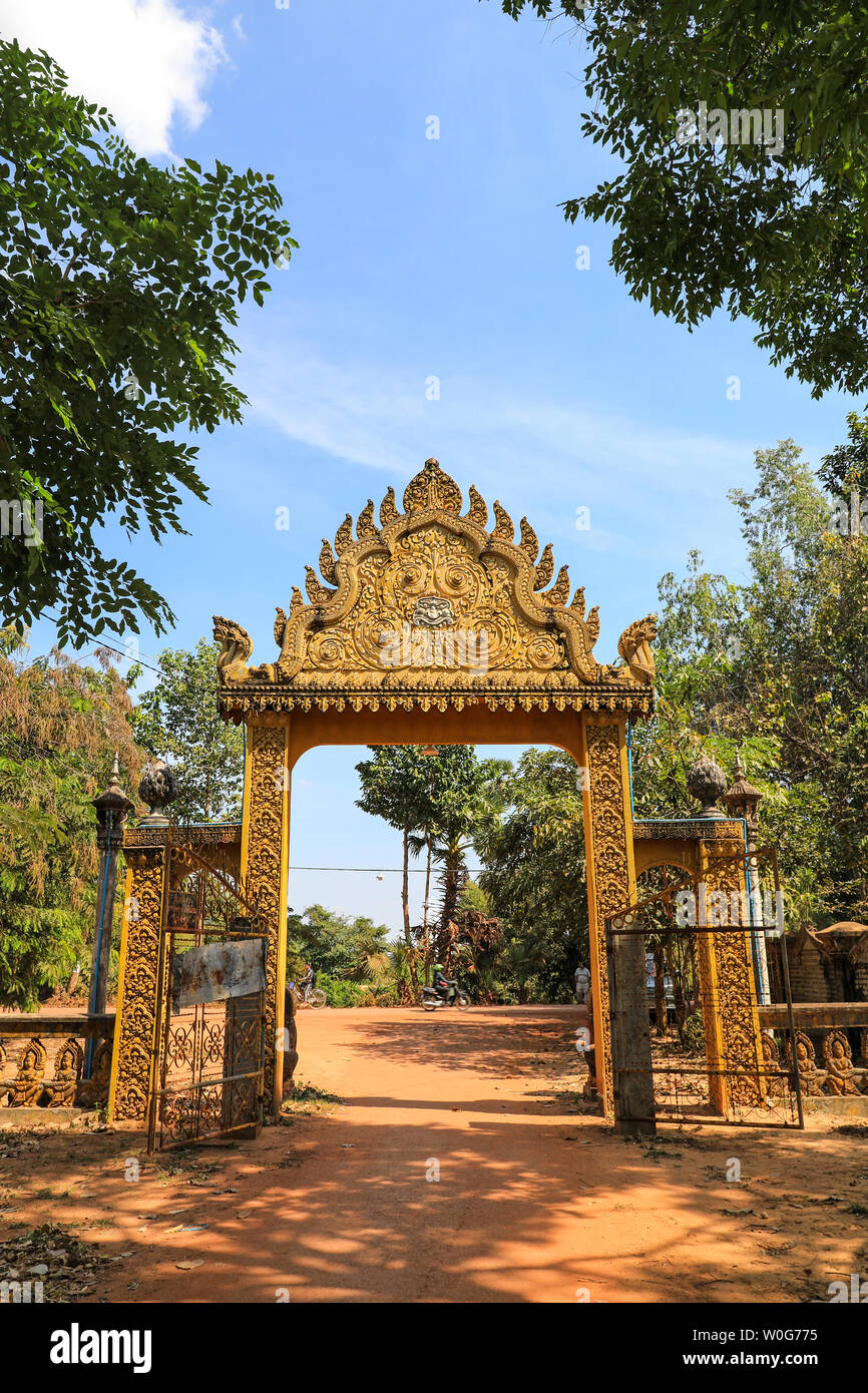 Une arche d'entrée d'un temple inconnu et cimetière près de Kampong Phluk, lac Tonlé Sap, près de Siem Reap, Cambodge, Asie du sud-est Banque D'Images