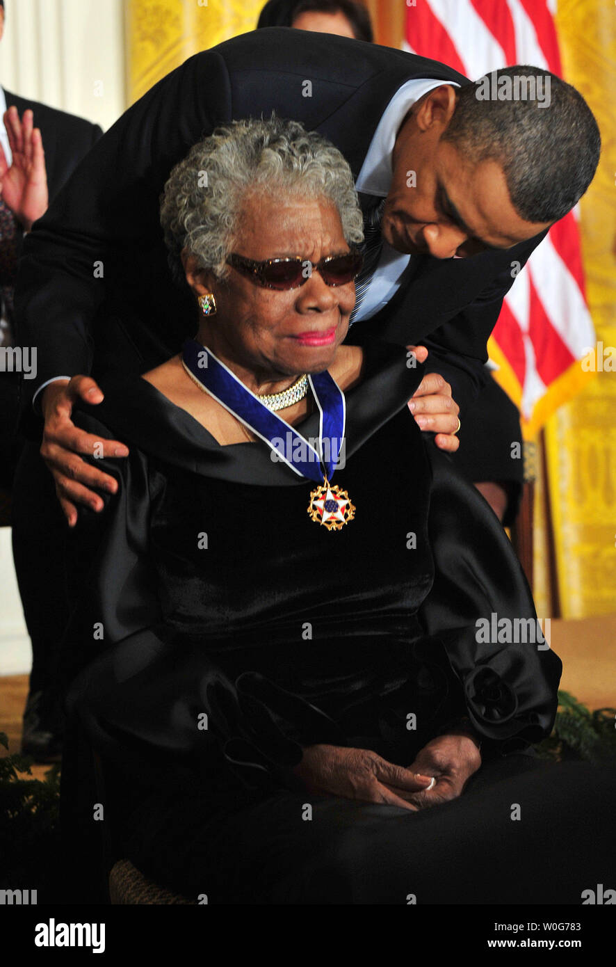 Le président Barack Obama awards 2010 la Médaille présidentielle de la liberté à poète Maya Angelou au cours d'une cérémonie à la Maison Blanche à Washington le 15 février 2011. UPI/Kevin Dietsch Banque D'Images