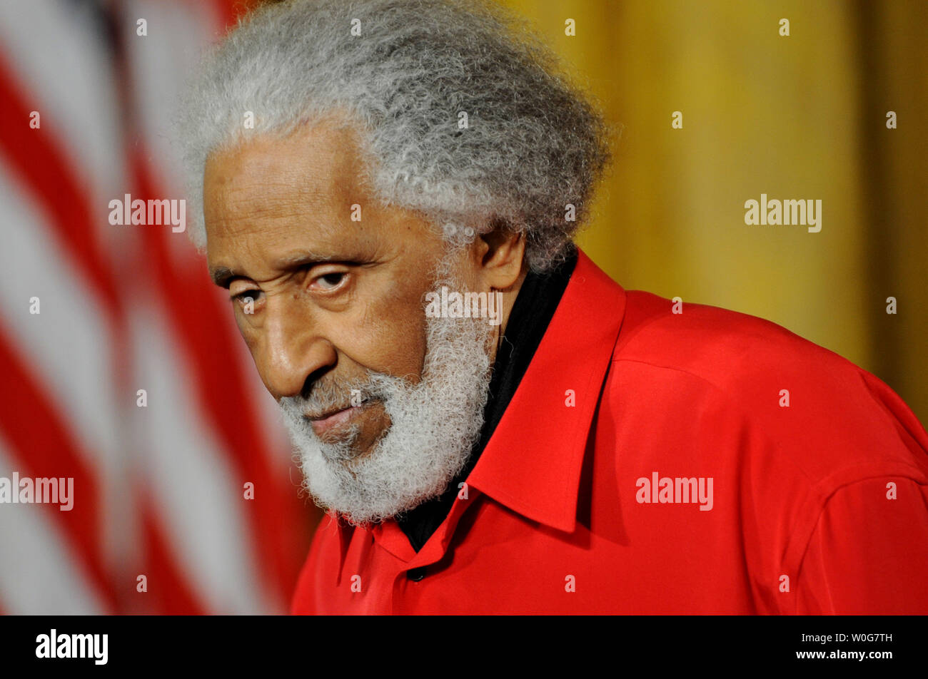 La légende du jazz Sonny Rollins arrive et attend que le président des États-Unis Barack Obama à présenter le 2010 National Medal of Arts médaille à lui dans l'East Room de la Maison Blanche à Washington, DC, le 2 mars 2011. Les prix annuels sont gérés par le National Endowment for the Arts UPI/Pat Benic Banque D'Images
