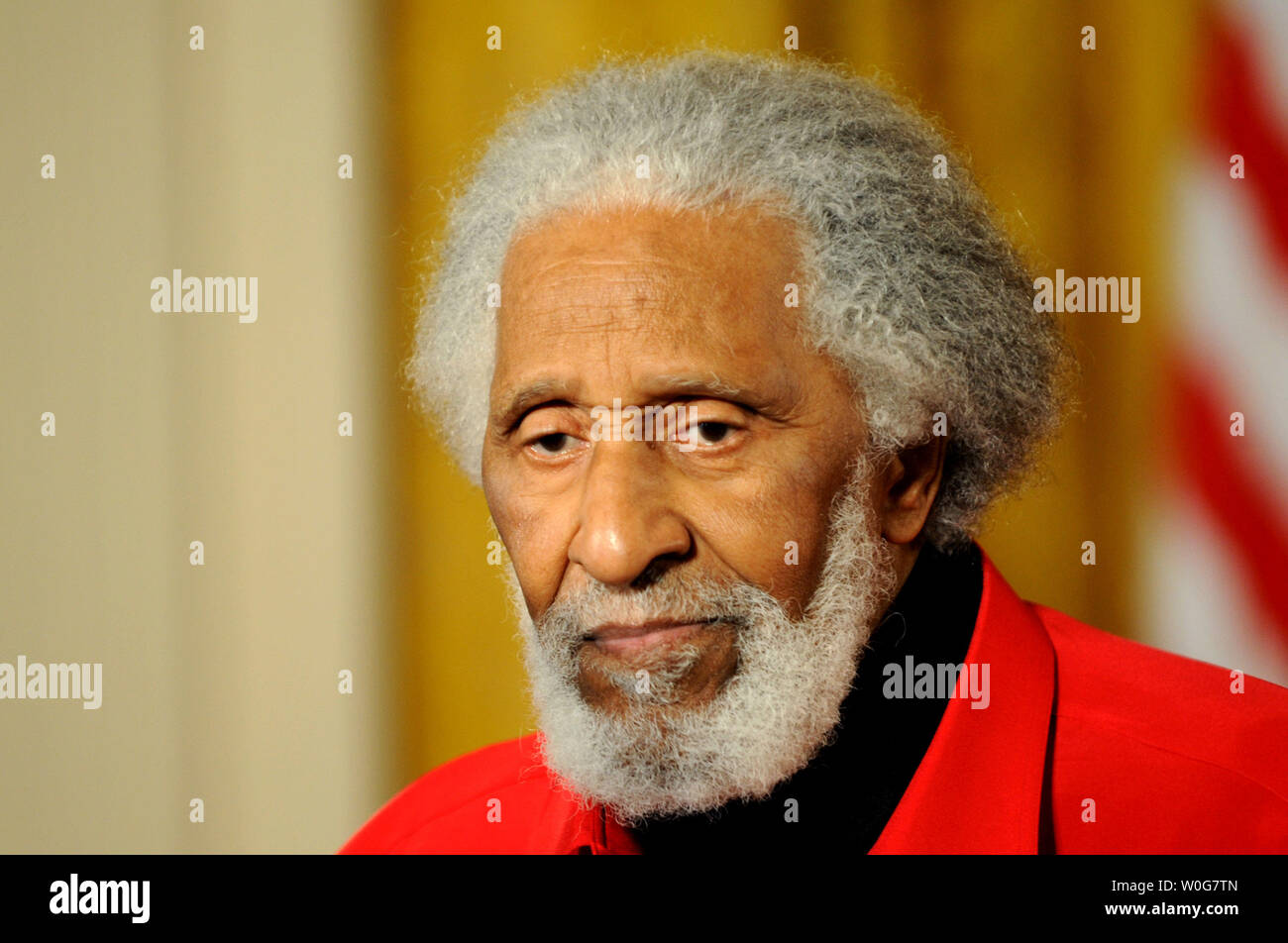 La légende du jazz Sonny Rollins arrive pour le 2010 National Medal of Arts Awards dans la East Room de la Maison Blanche à Washington, DC, le 2 mars 2011. Les prix annuels sont gérés par le Fonds national pour les Arts et ont été présentées par le président des États-Unis, Barack Obama. UPI/Pat Benic Banque D'Images