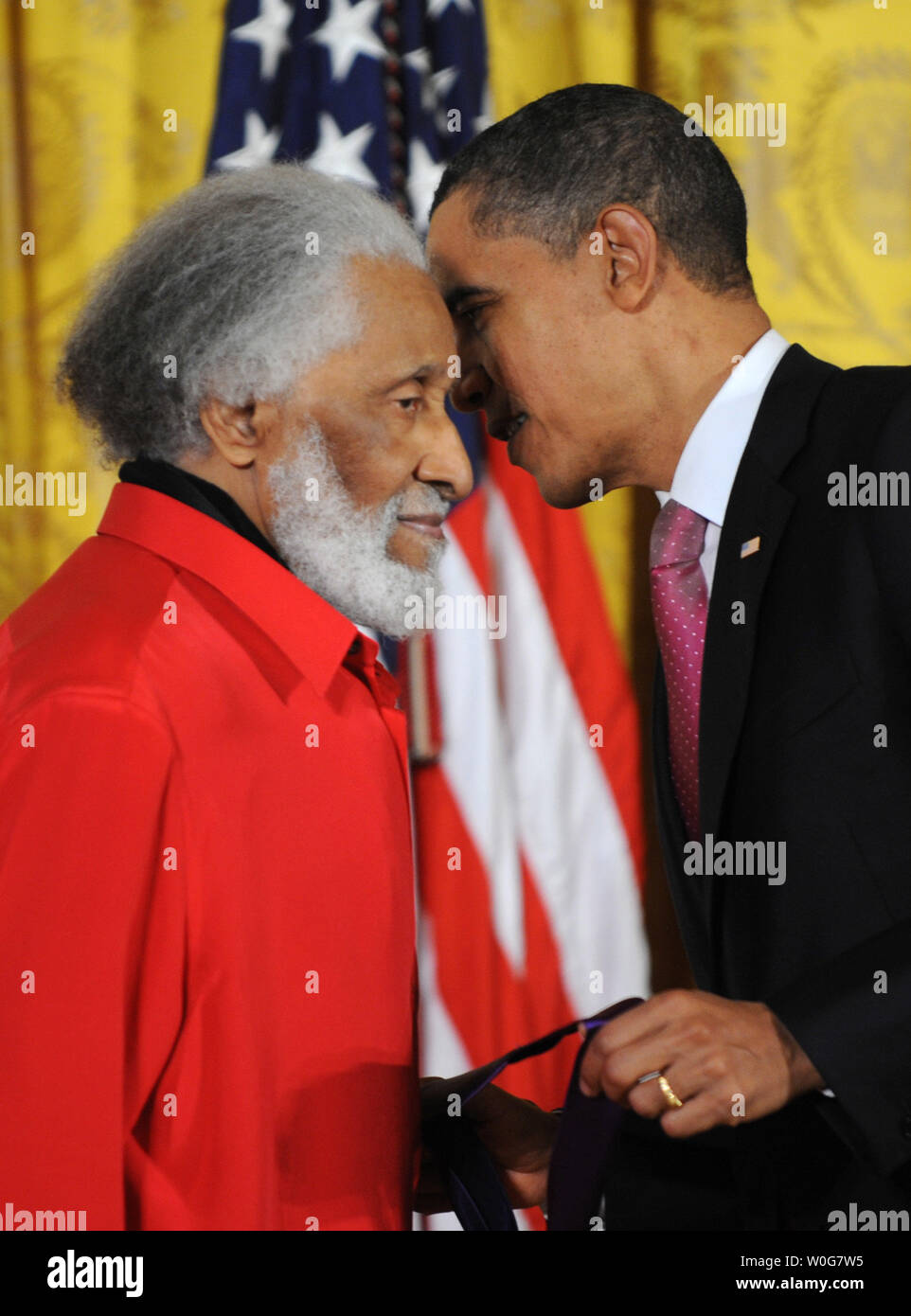 Le président des États-Unis Barack Obama des chuchotements à Sonny Rollins avant de présenter la légende du jazz 2010 la Médaille nationale des arts dans l'East Room de la Maison Blanche à Washington, DC, le 2 mars 2011. Les prix annuels sont gérés par le National Endowment for the Arts UPI/Pat Benic Banque D'Images