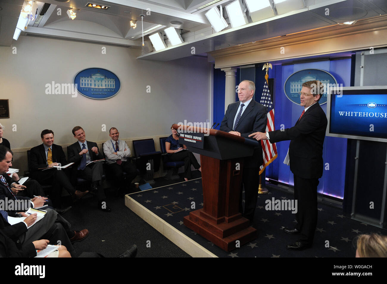 Sous-conseiller pour la sécurité nationale pour la sécurité intérieure et la lutte antiterroriste, John Brennan (L) et Jay Carney breif presse les médias sur l'opération des Forces spéciales américaines qui a tué al-Qaida chef terroriste Oussama ben Laden dans la Brady Press Briefing Room de la Maison Blanche à Washington, DC, et le 2 mai 2011. Tard hier soir, le président Obama a annoncé la mort de Ben Laden. UPI/Roger L. Wollenberg Banque D'Images