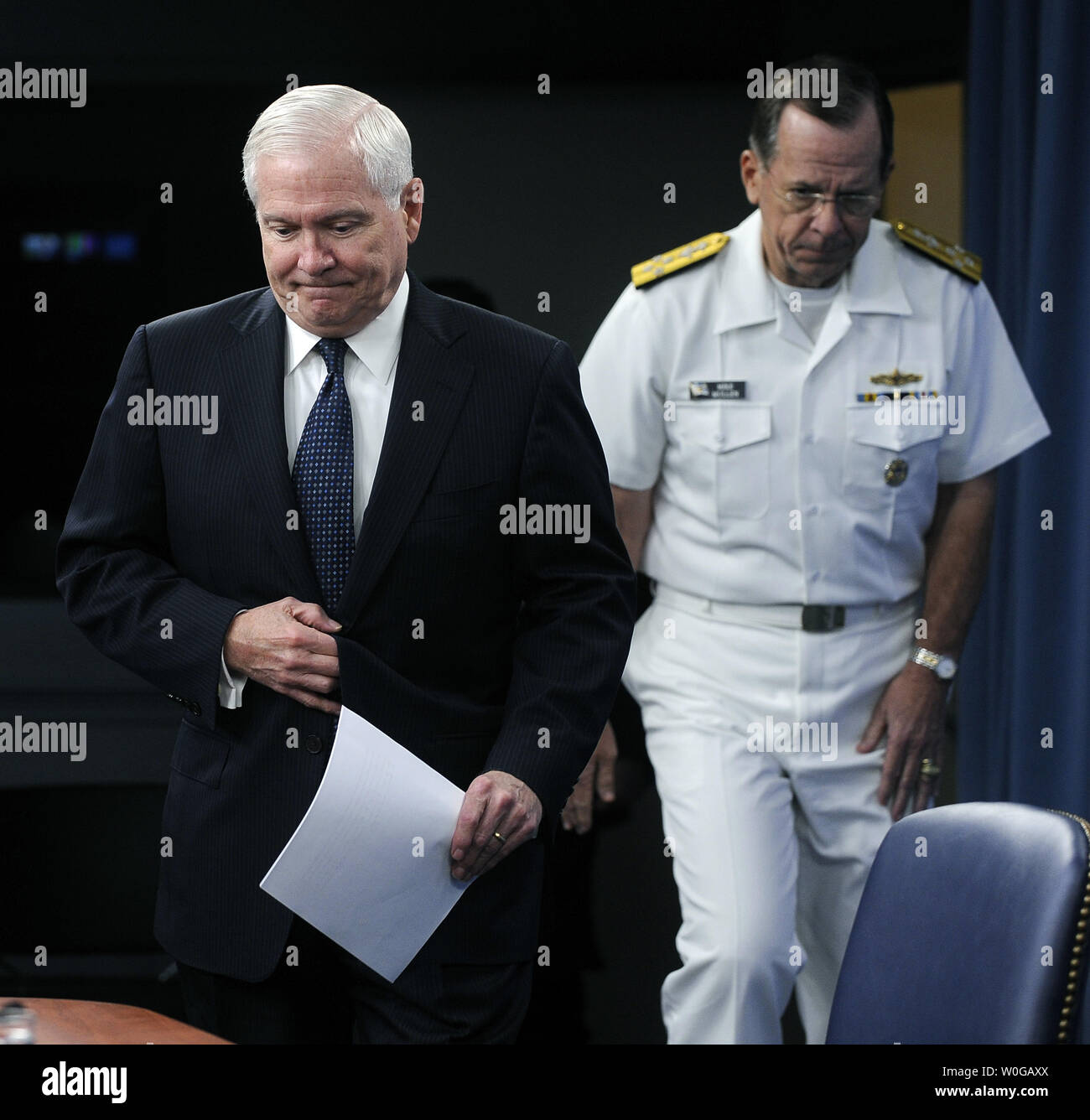 Le secrétaire à la Défense Robert Gates et le chef d'état-major interarmées Adm. Michael Mullen (R) arriver à discuter de politique avec les médias au cours d'une conférence de presse au Pentagone à Arlington, Virginie, le 18 mai 2011. UPI/Roger L. Wollenberg Banque D'Images