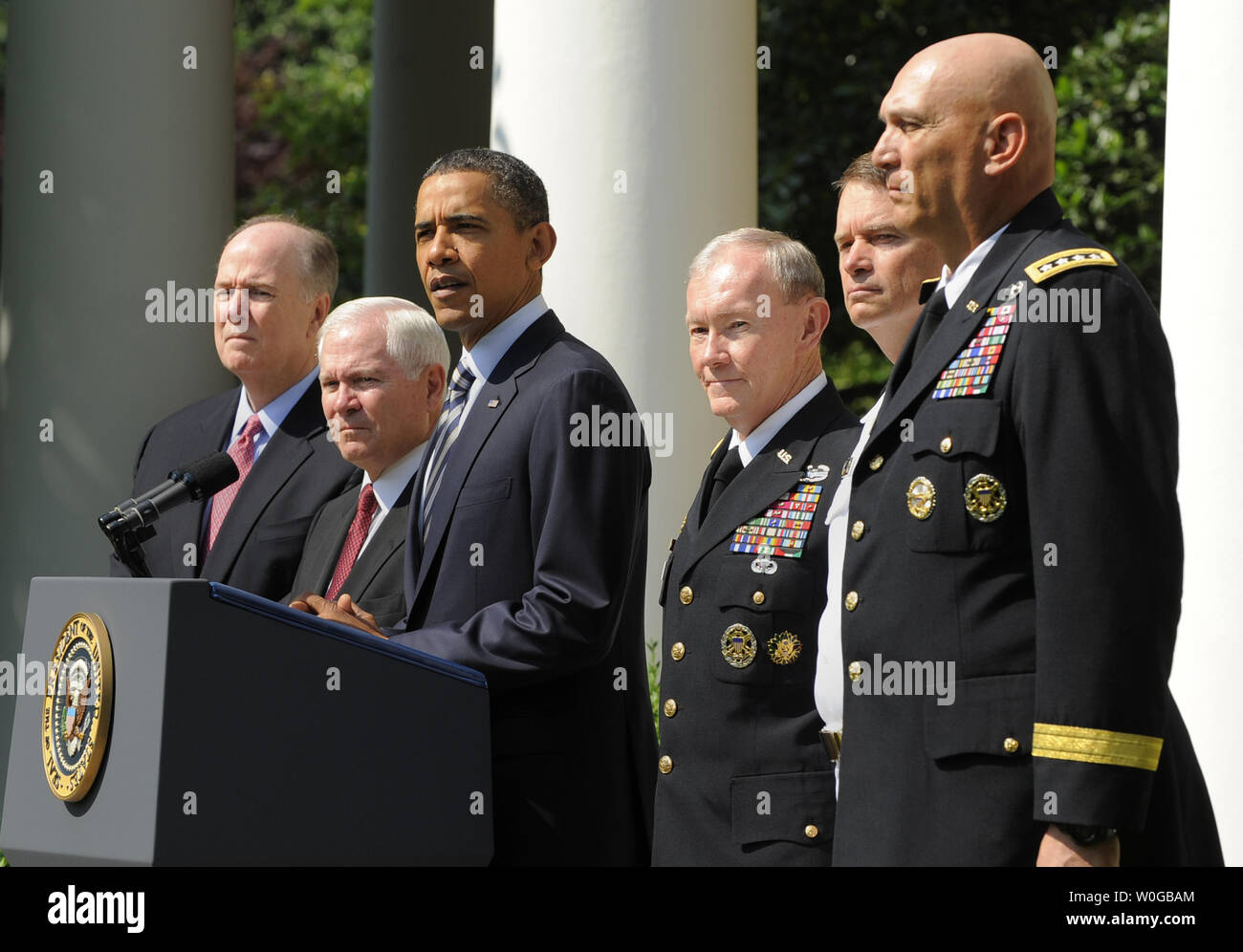 Le président américain Barack Obama fait les commentaires comme il annonce la nomination de membres de l'Armée Le Général Martin E. Dempsey (3e,R) en tant que chef d'état-major interarmées, le 30 mai 2011 dans la roseraie de la Maison Blanche, à Washington, D.C. assistant aussi (L-R) Le conseiller pour la sécurité nationale, Tom Donilon, Secrétaire de la Défense Robert Gates, Adm. James Alexander 'Sandy' Winnefeld, Jr. et le général Raymond Odierno. Dempsey, qui remplacera les adm. Mike Mullen, sera le plus haut gradé de l'armée et de superviser les drawdowns en Iraq et en Afghanistan, les coupes budgétaires de la défense et le rôle futur des forces armées. Banque D'Images