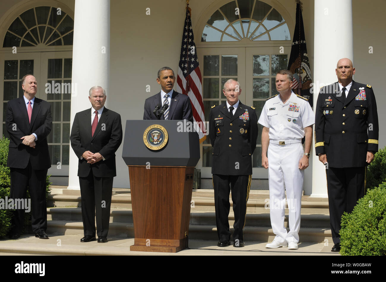 Le président américain Barack Obama fait les commentaires comme il annonce la nomination de membres de l'Armée Le Général Martin E. Dempsey (3e,R) en tant que chef d'état-major interarmées, le 30 mai 2011 dans la roseraie de la Maison Blanche, à Washington, D.C. assistant aussi (L-R) Le conseiller pour la sécurité nationale, Tom Donilon, Secrétaire de la Défense Robert Gates, Adm. James Alexander 'Sandy' Winnefeld, Jr. et le général Raymond Odierno. Dempsey, qui remplacera les adm. Mike Mullen, sera le plus haut gradé de l'armée et de superviser les drawdowns en Iraq et en Afghanistan, les coupes budgétaires de la défense et le rôle futur des forces armées. Banque D'Images