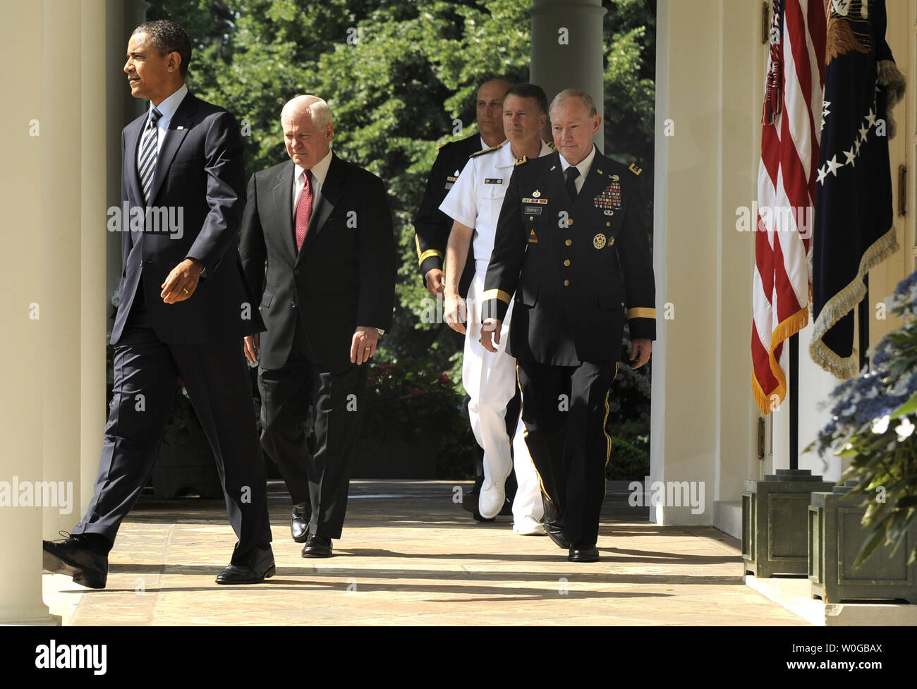 Le président américain Barack Obama (L) quitte la colonnade comme il dirige (L-R) Secrétaire de la Défense Robert Gates, le général Raymond Odierno, Adm. James Alexander 'Sandy' Winnefeld, Jr. et de l'Armée Le Général Martin E. Dempsey, le 30 mai 2011 dans la roseraie de la Maison Blanche, à Washington, D.C. Dempsey a été désigné comme le prochain chef d'état-major interarmées, le prochain vice-président Winnefeld Odierno et le prochain chef d'état-major de l'armée. UPI/Mike Theiler Banque D'Images