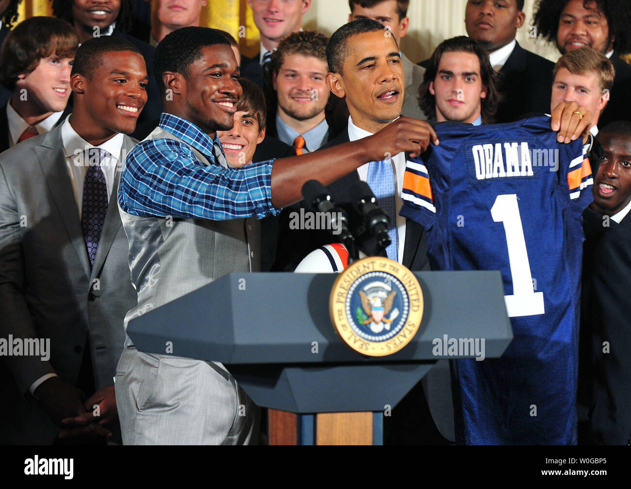 Le président Barack Obama a présenté un maillot de football de l'Université Auburn par Kodi Burns lors d'une cérémonie en l'honneur du Champion NCAA 2010 Auburn Tigers dans l'Est à la Maison Blanche à Washington le 8 juin 2011. UPI/Kevin Dietsch Banque D'Images