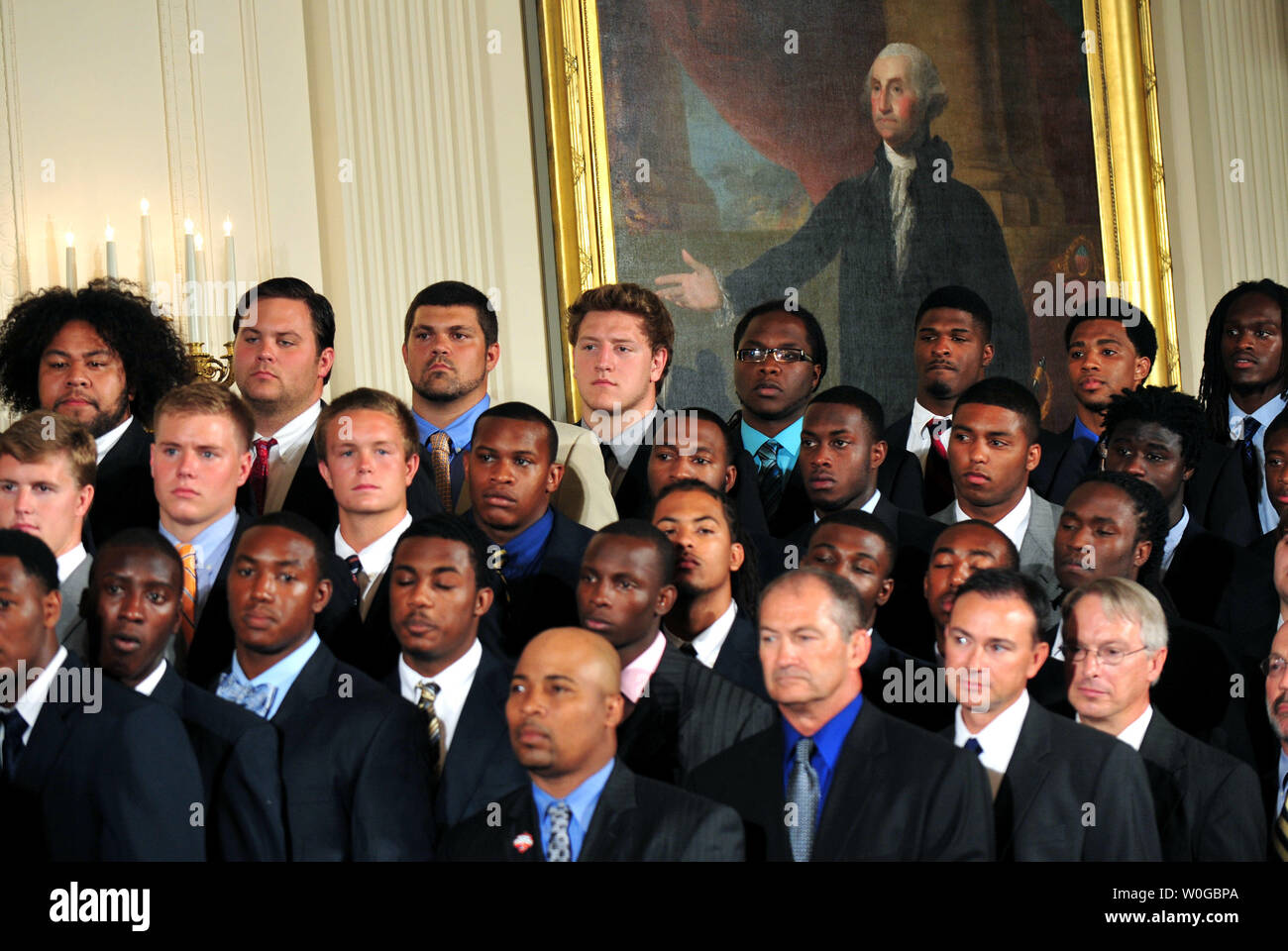 Les membres de l'équipe de football d'Auburn sont vus sous un portrait de George Washington au cours d'une cérémonie en l'honneur du Champion NCAA 2010 Auburn Tigers dans l'Est à la Maison Blanche à Washington le 8 juin 2011. UPI/Kevin Dietsch Banque D'Images