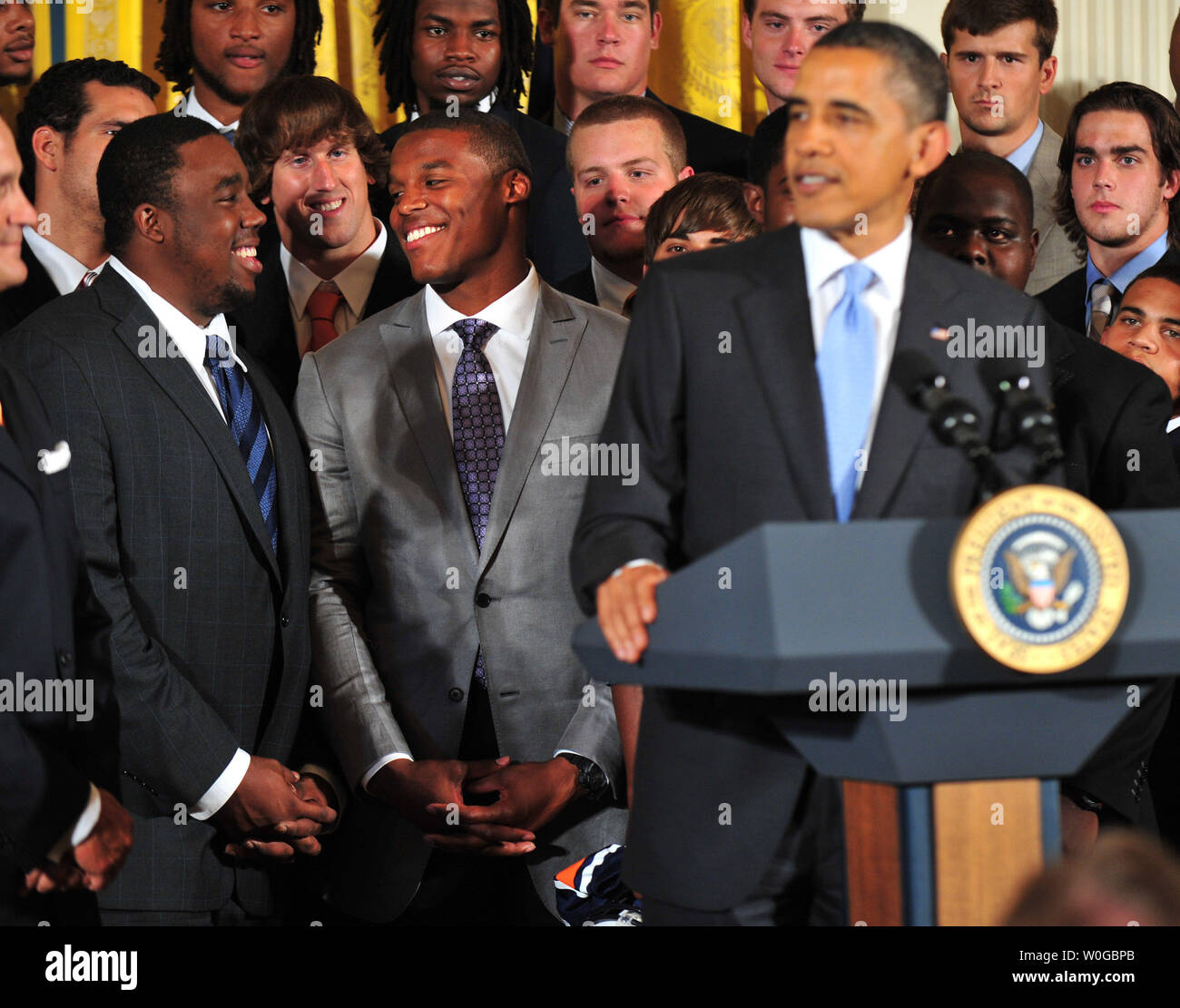 Le gagnant du Trophée Heisman Cam Newton (C) sourit comme le président Barack Obama parle de lui à une cérémonie en l'honneur du Champion NCAA 2010 Auburn Tigers dans l'Est à la Maison Blanche à Washington le 8 juin 2011. UPI/Kevin Dietsch Banque D'Images