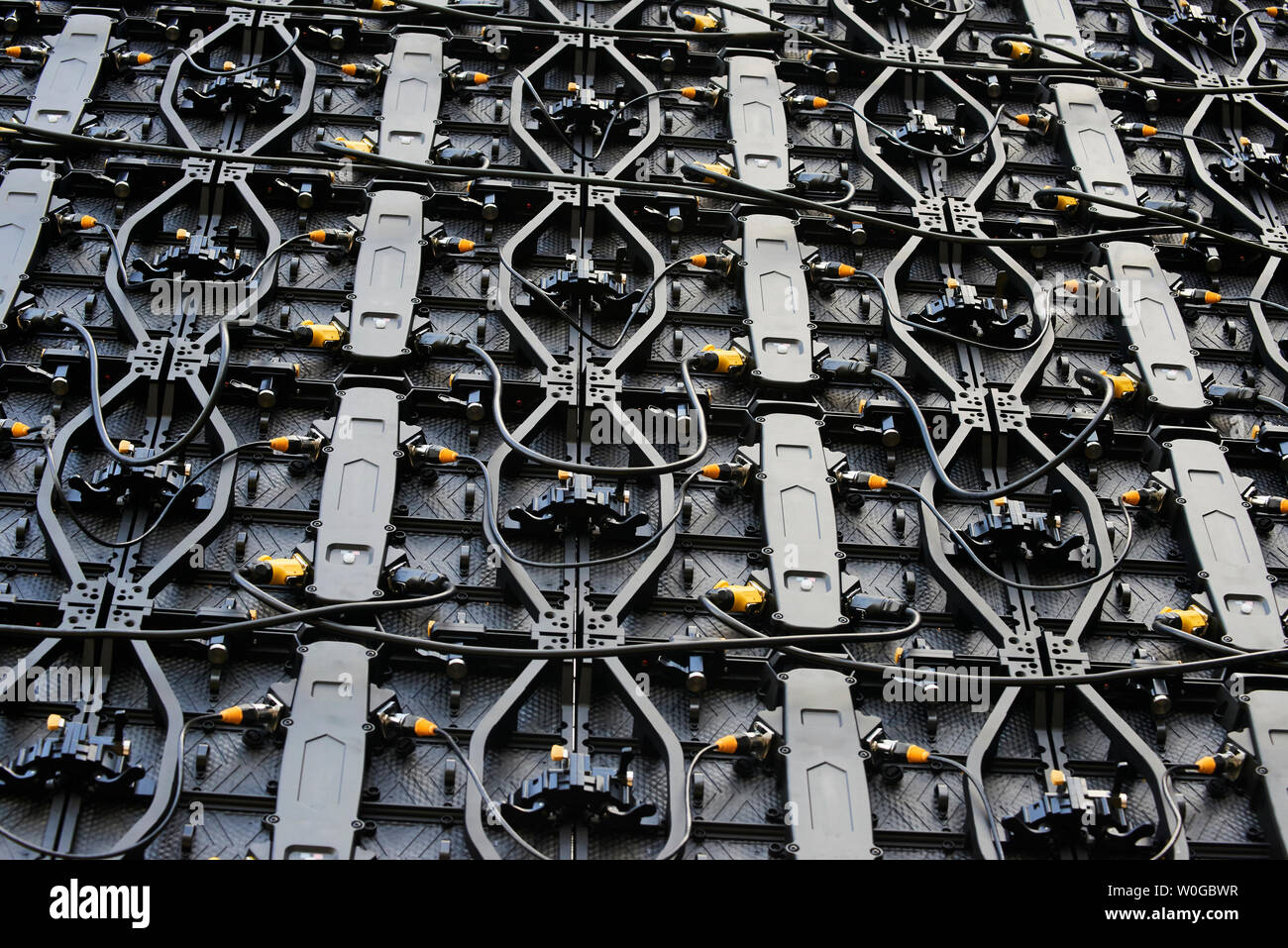 Arrière des panneaux LED numériques du grand écran d'affichage. Grand écran électronique avec câbles coaxiaux, gros plan, câbles d'écran tv. Banque D'Images