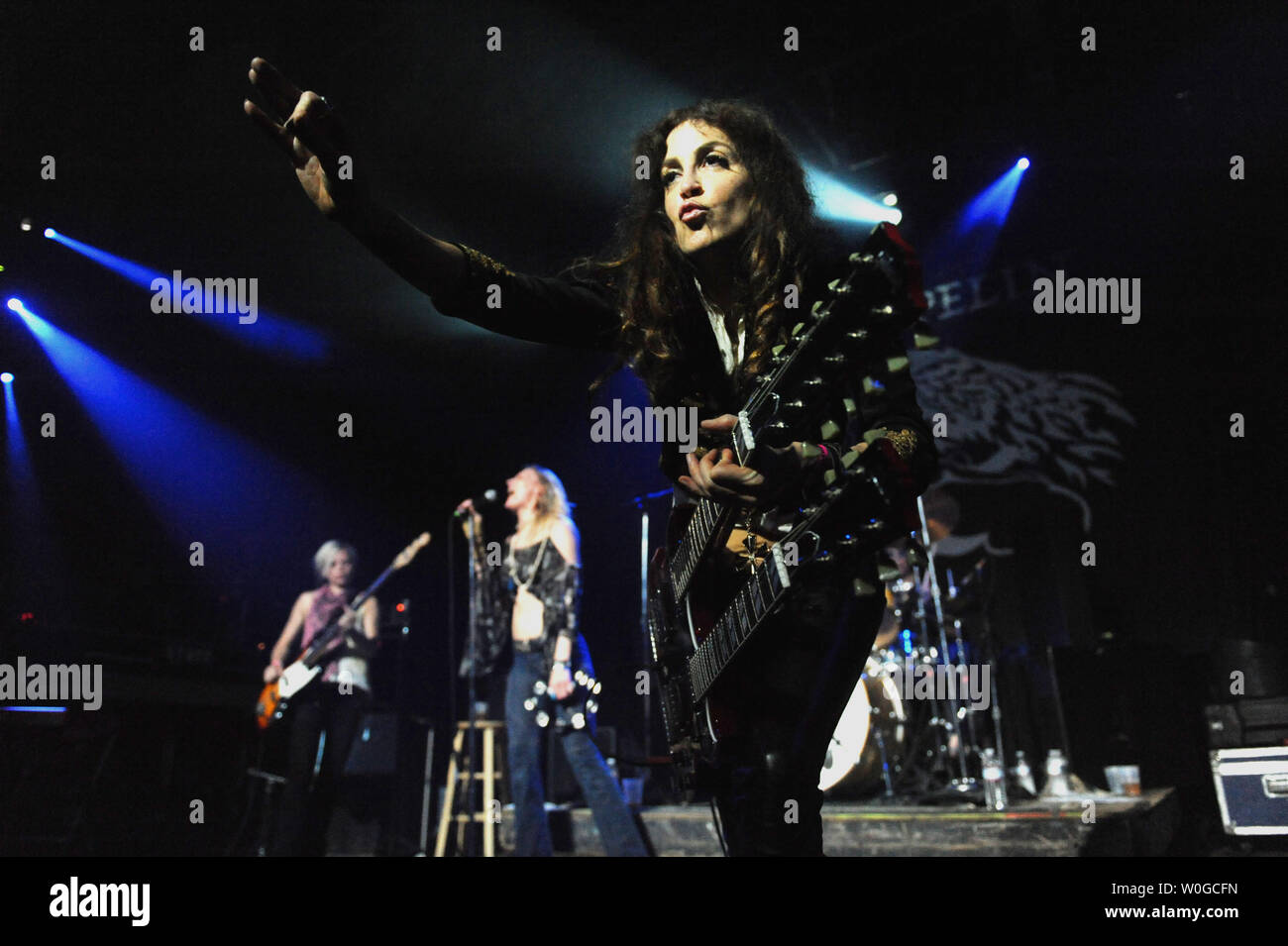 Paynes Steph guitariste du groupe rock Lez Zeppelin fait descendre l'house au State Theatre à Falls Church, Virginie le 18 juin 2011. La bande de filles seulement joue la musique par le groupe de légende du rock britannique Led Zeppelin, et est considéré par certains comme "le plus puissant groupe féminin de l'histoire du rock'. Les membres du groupe sont chanteur Shannon Conley, guitariste Steph Paynes, basse Megan Thomas (L), et le batteur elle Harrington-Squyres. UPI/Pat Benic Banque D'Images