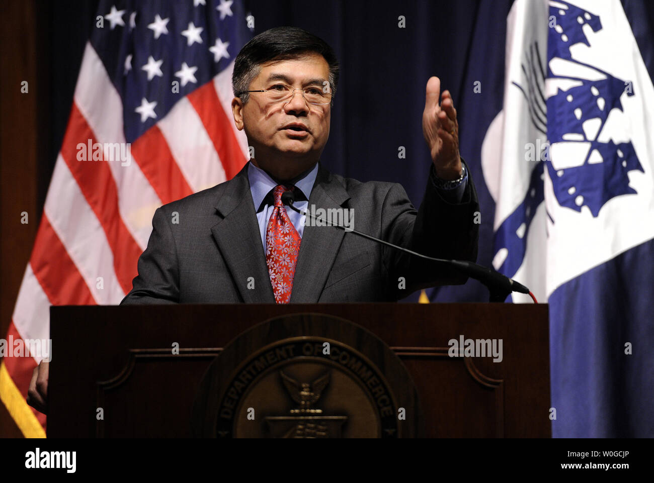Le secrétaire au Commerce, Gary Locke F. parle aux employés du ministère du Commerce, pour les remercier de leurs réalisations, à Washington, DC, le 22 juin 2011. Locke est de quitter le ministère de prendre la position de l'Ambassadeur des États-Unis en Chine. UPI/Roger L. Wollenberg Banque D'Images