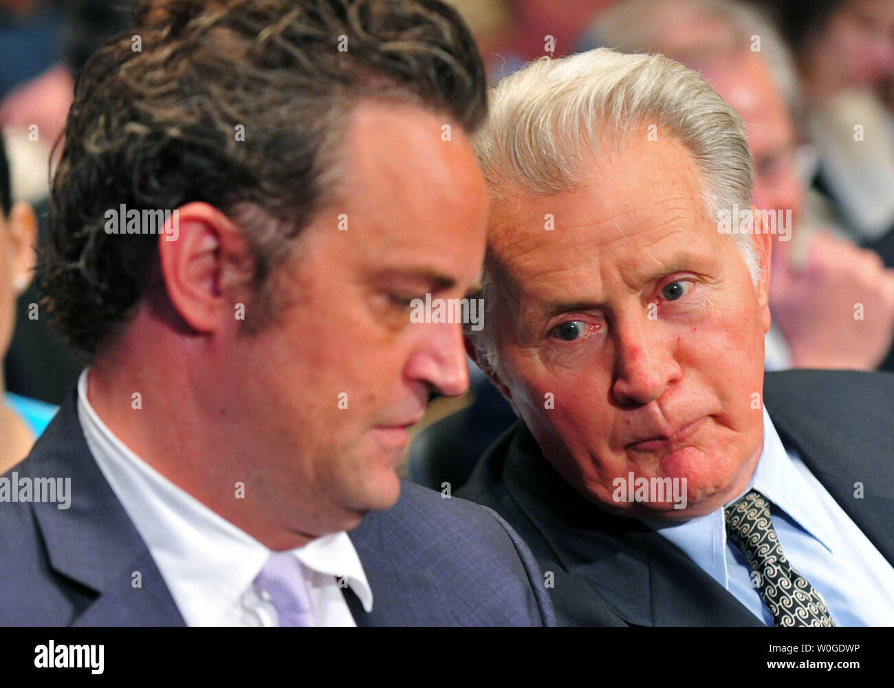 L'acteur Matthew Perry parle à l'acteur Martin Sheen lors d'un comité judiciaire du Sénat le crime et justice audience du sous-comité intitulé 'Drug et des anciens combattants : tribunaux de traitement de la recherche de solutions économiques pour la protection de la Sécurité publique et de réduire la récidive", sur la colline du Capitole à Washington, D.C. le 19 juillet 2011. UPI/Kevin Dietsch Banque D'Images